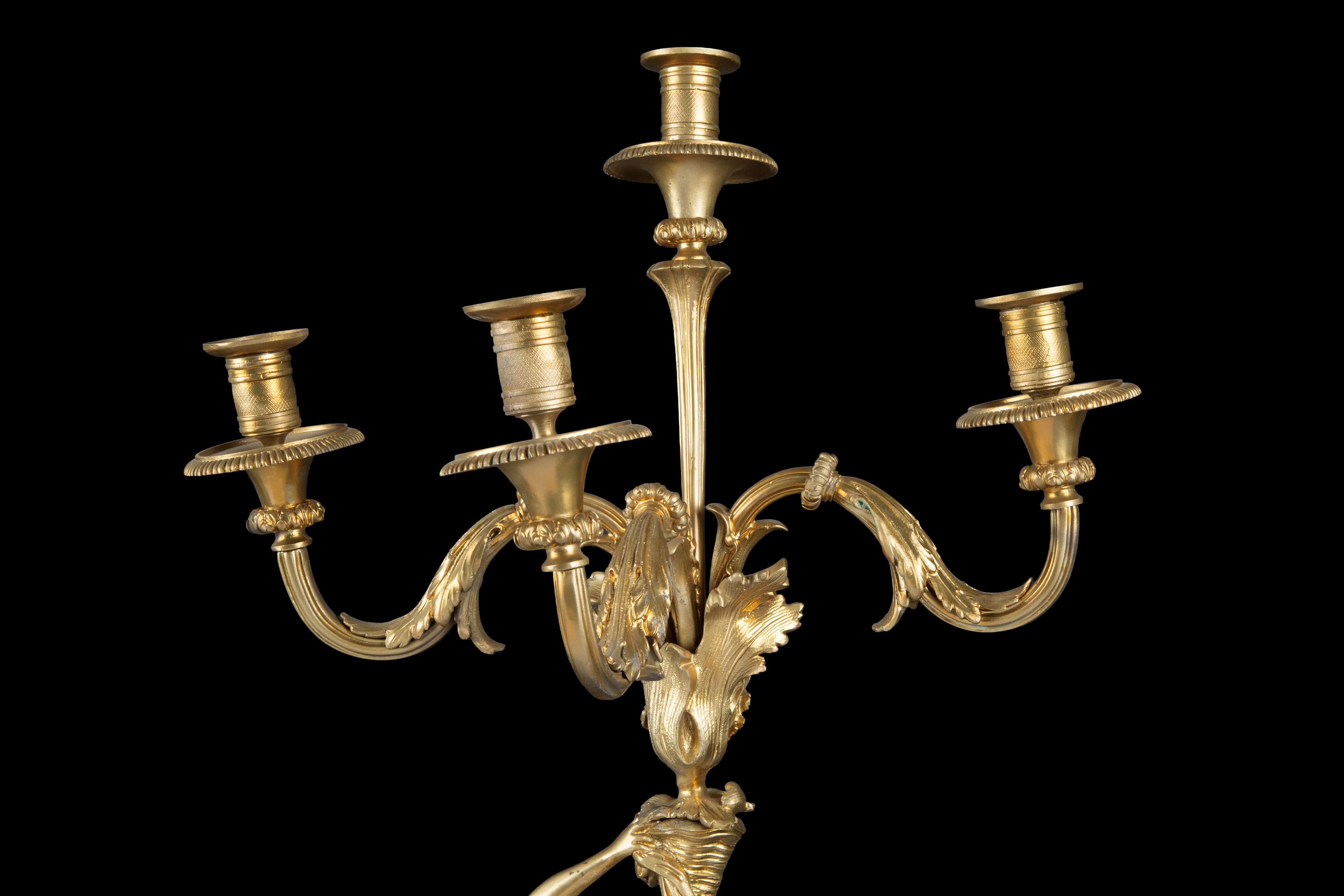 Candelabro a quattro fiamme con figura femminile e bambino, base in marmo rosso, fine XIX secolo