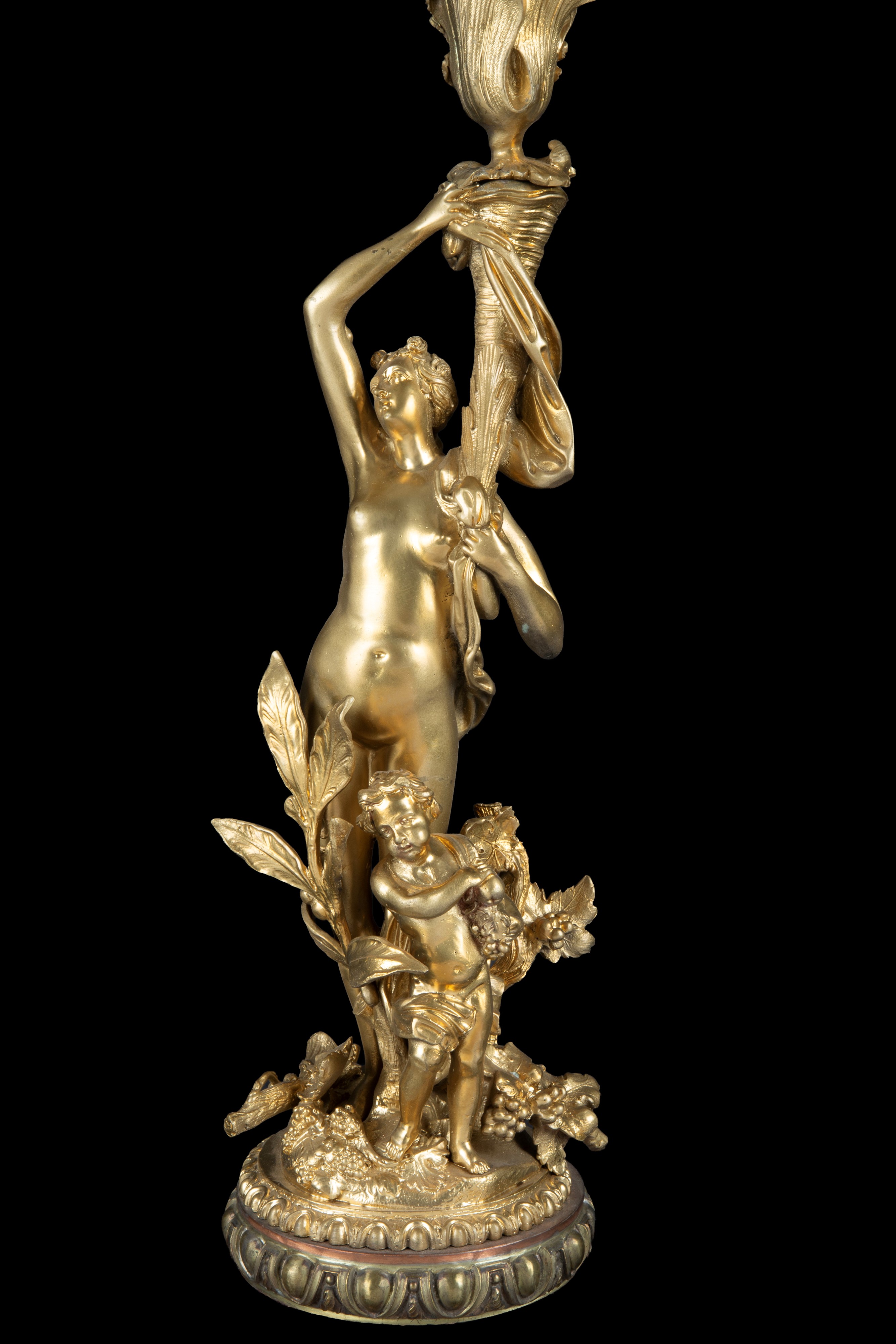 Candelabro a quattro fiamme con figura femminile e bambino, base in marmo rosso, fine XIX secolo