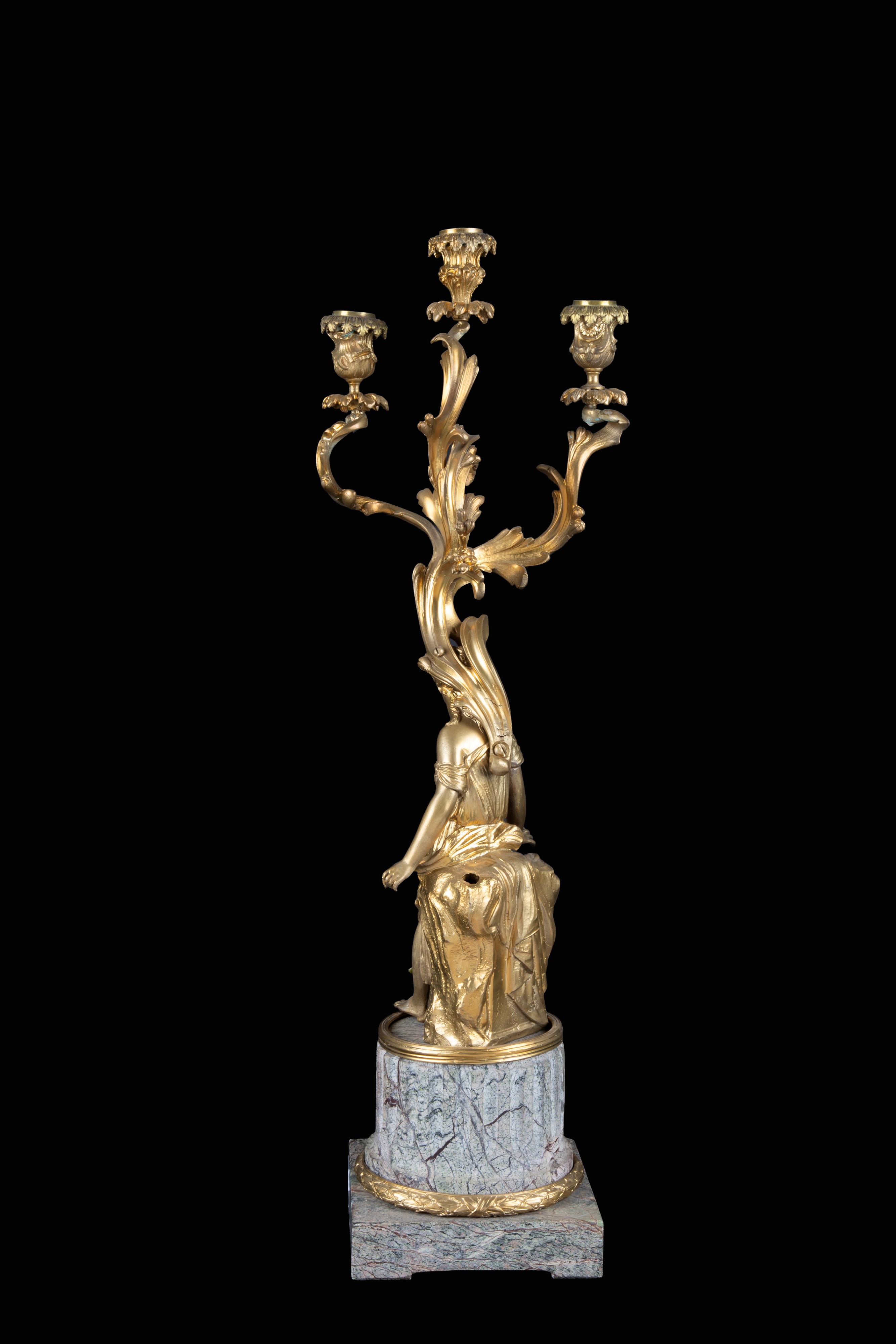 Candelabro a tre fiamme, bronzo con figura femminile e base in marmo grigio (fine XIX secolo)