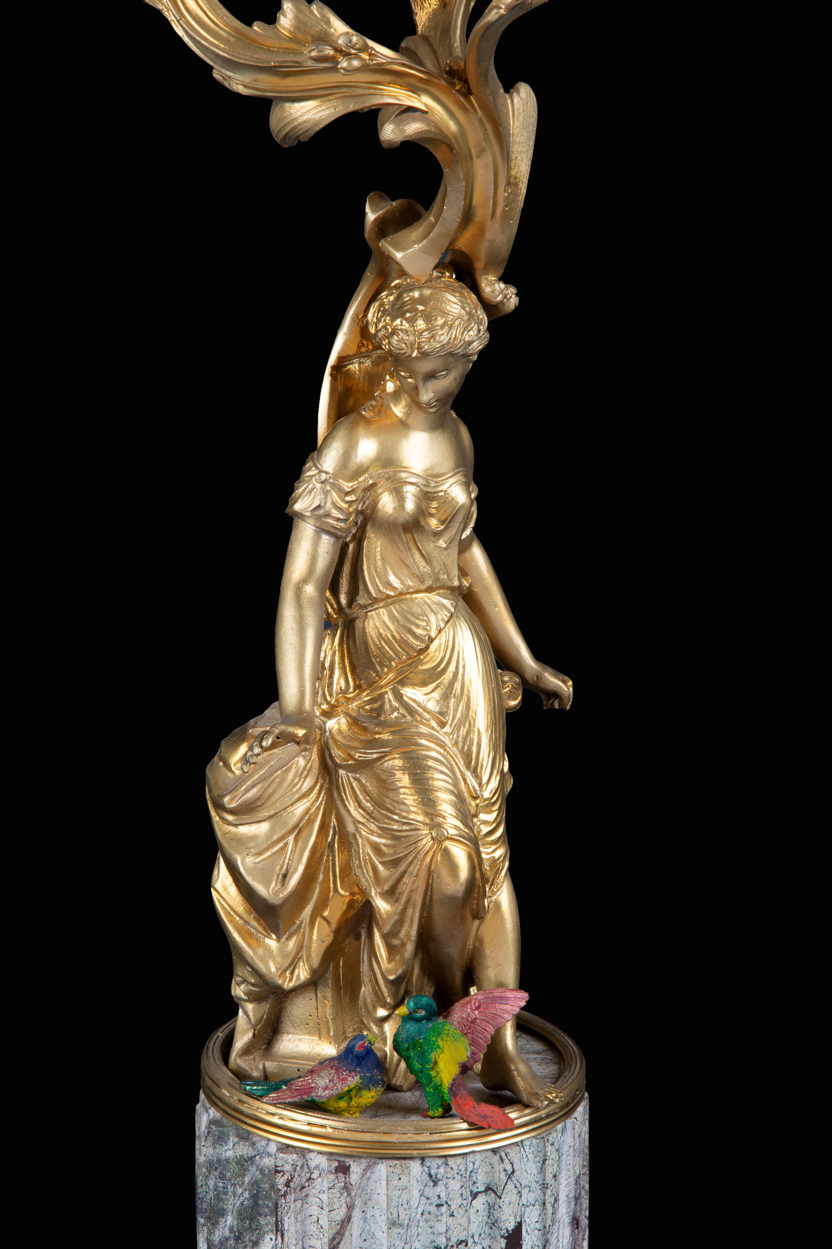 Candelabro a tre fiamme, bronzo con figura femminile e base in marmo grigio (fine XIX secolo)
