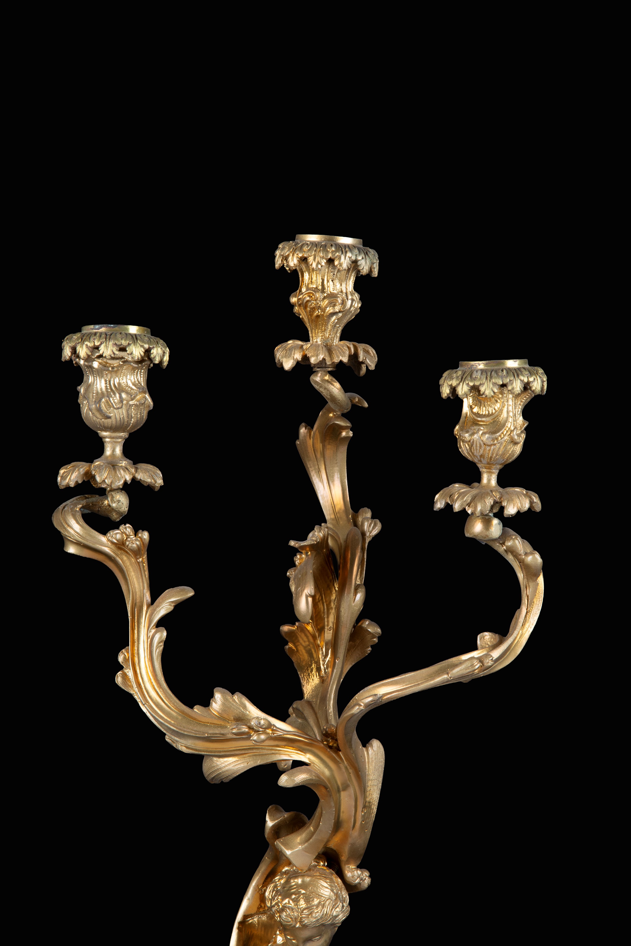 Candelabro a tre fiamme, bronzo con figura femminile e base in marmo grigio (fine XIX secolo)