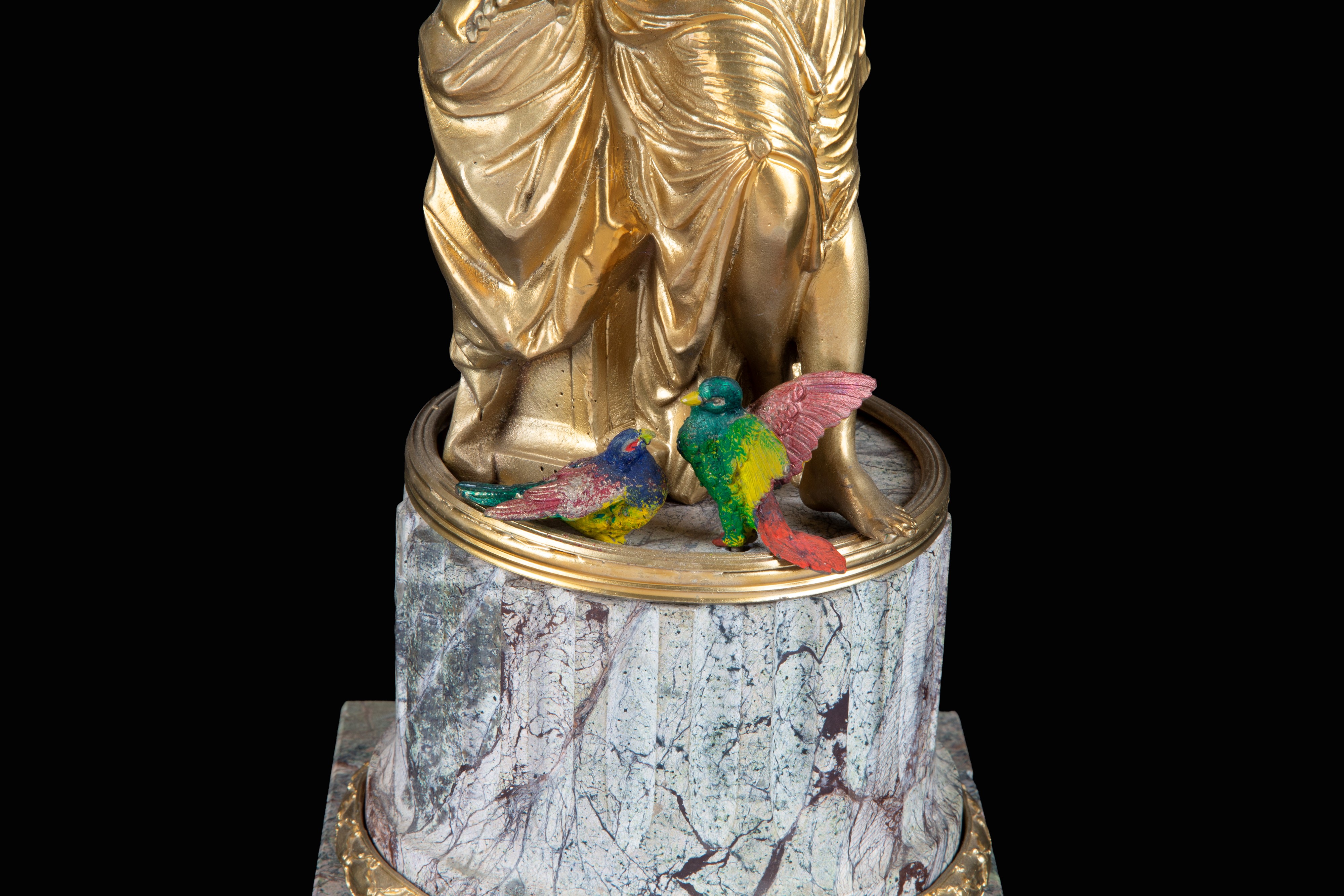 Candelabro a tre fiamme, bronzo con figura femminile e base in marmo grigio (fine XIX secolo)