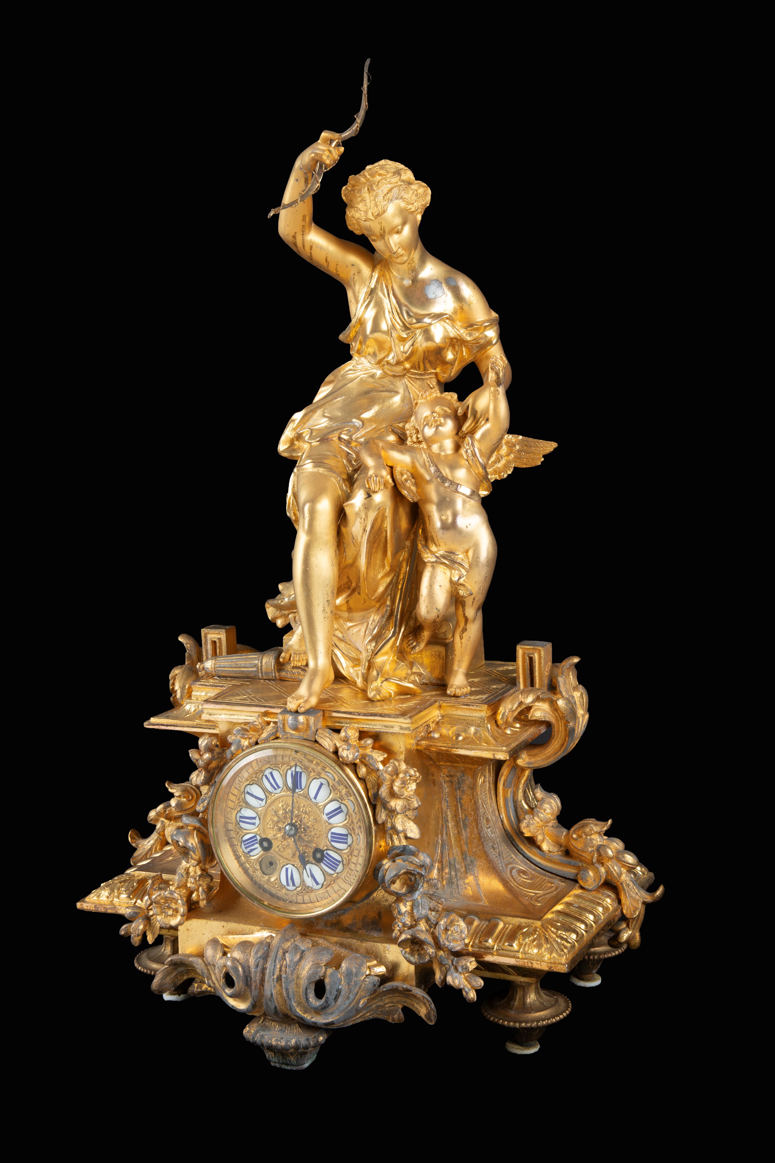 Orologio da parete in bronzo cesellato e dorato, Diana cacciatrice e putto alato