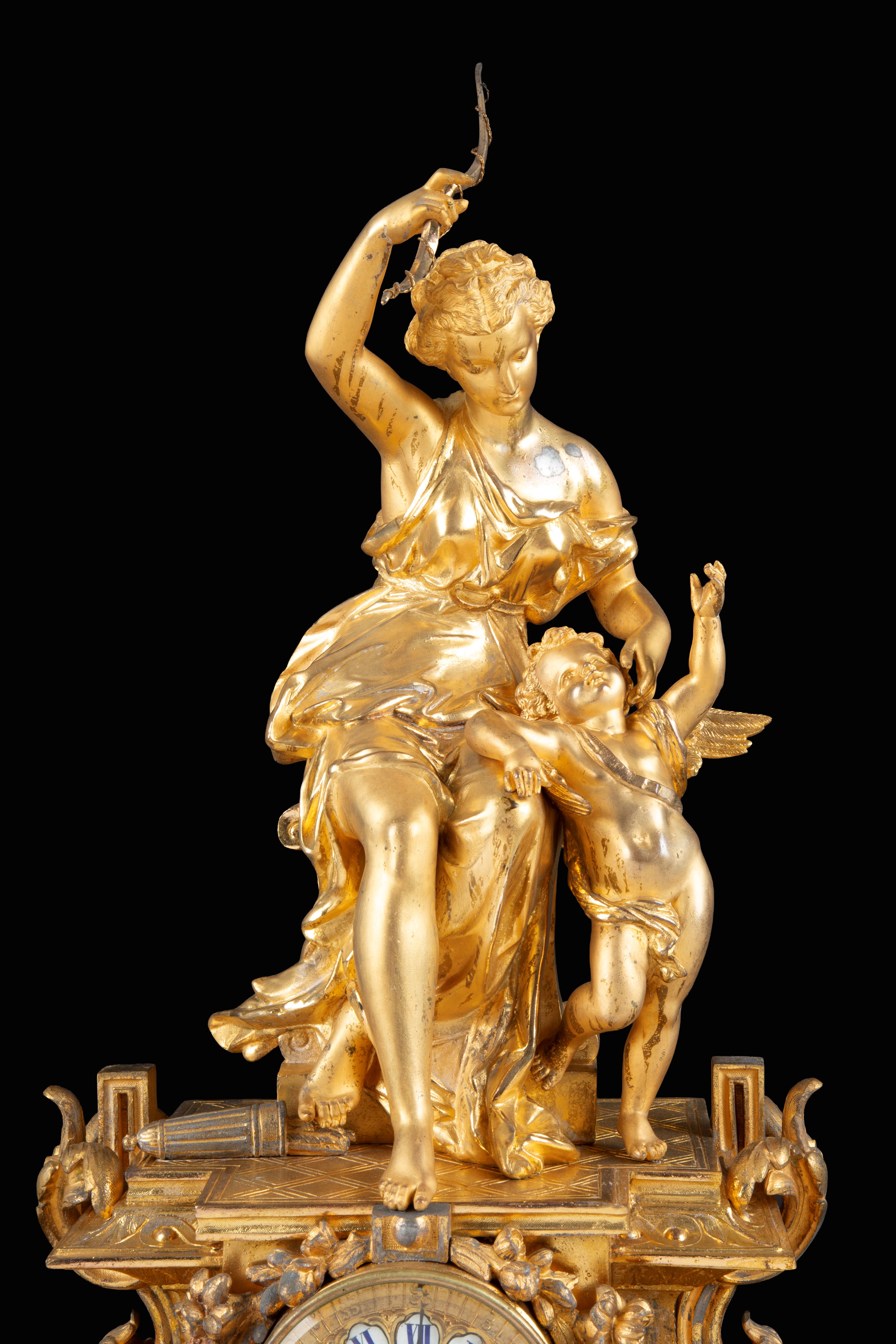 Orologio da parete in bronzo cesellato e dorato, Diana cacciatrice e putto alato