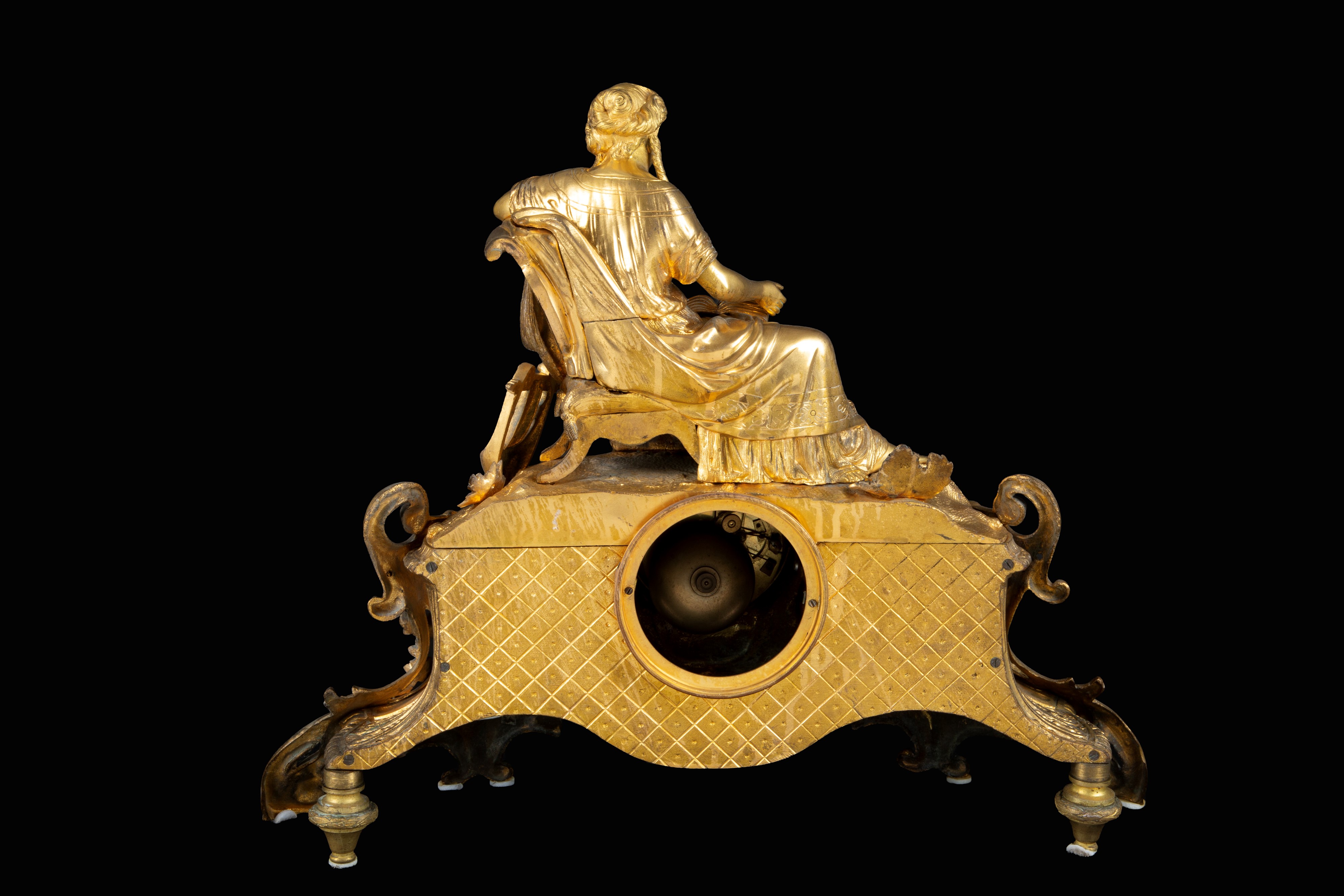Orologio da tavolo, bronzo dorato con placche in porcellana di Sèvres e figura femminile in lettu...