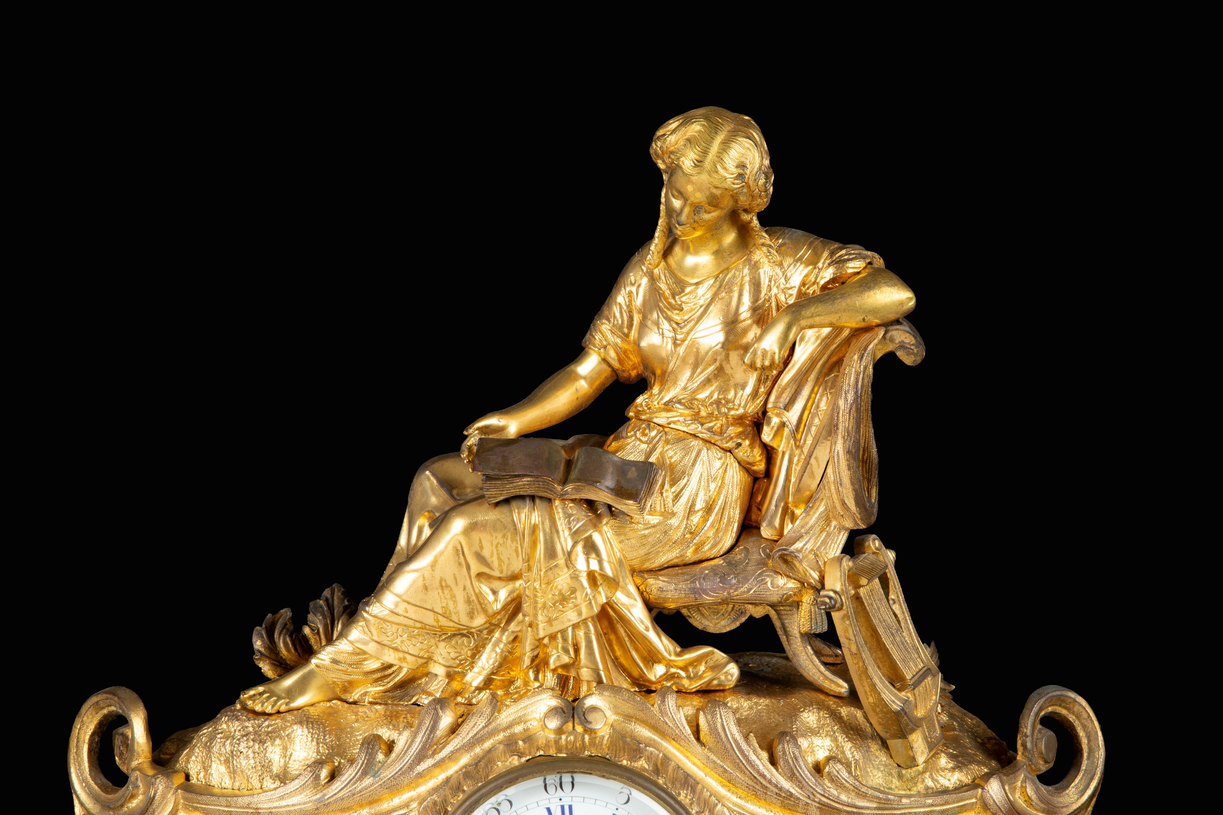 Orologio da tavolo, bronzo dorato con placche in porcellana di Sèvres e figura femminile in lettu...