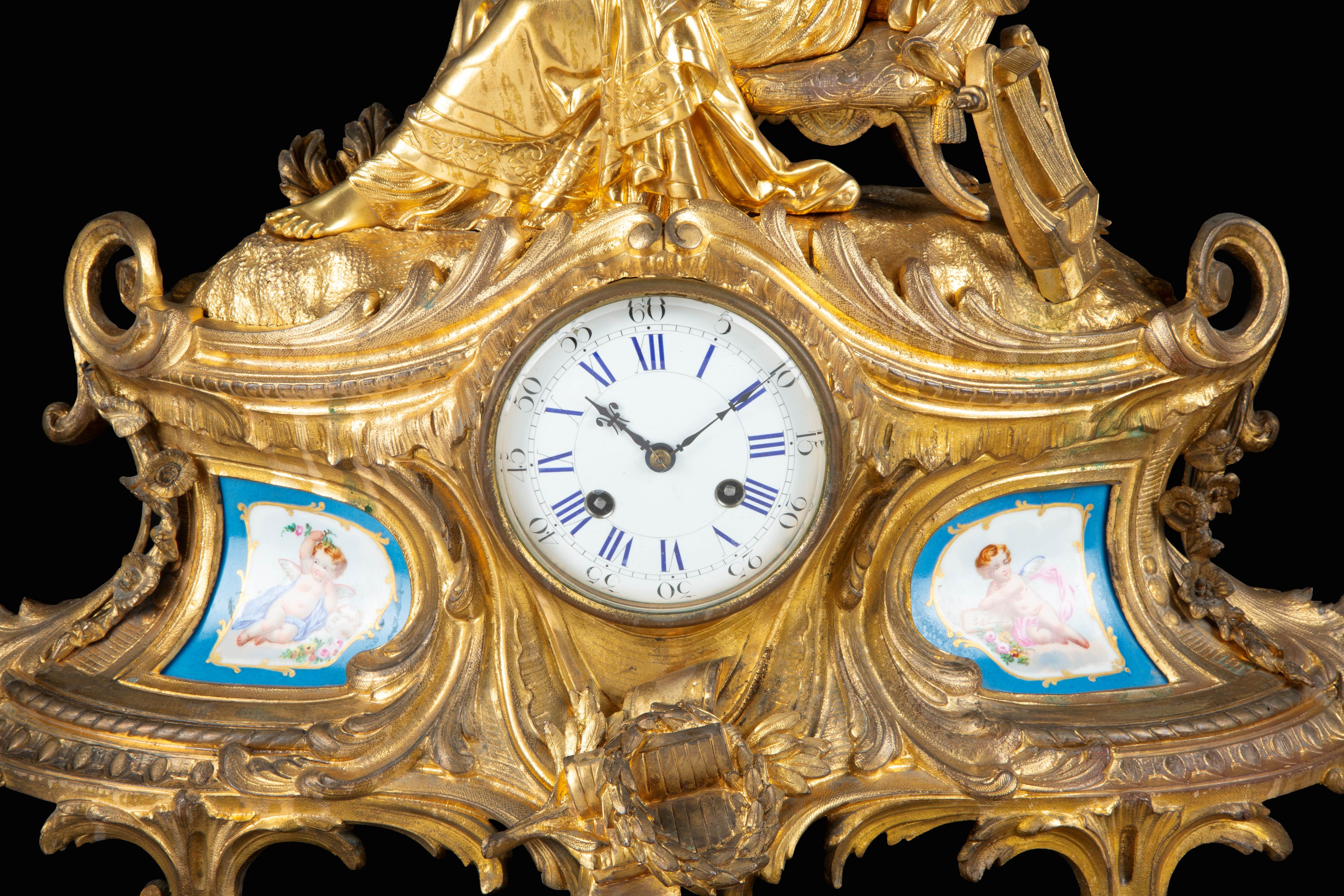 Orologio da tavolo, bronzo dorato con placche in porcellana di Sèvres e figura femminile in lettu...