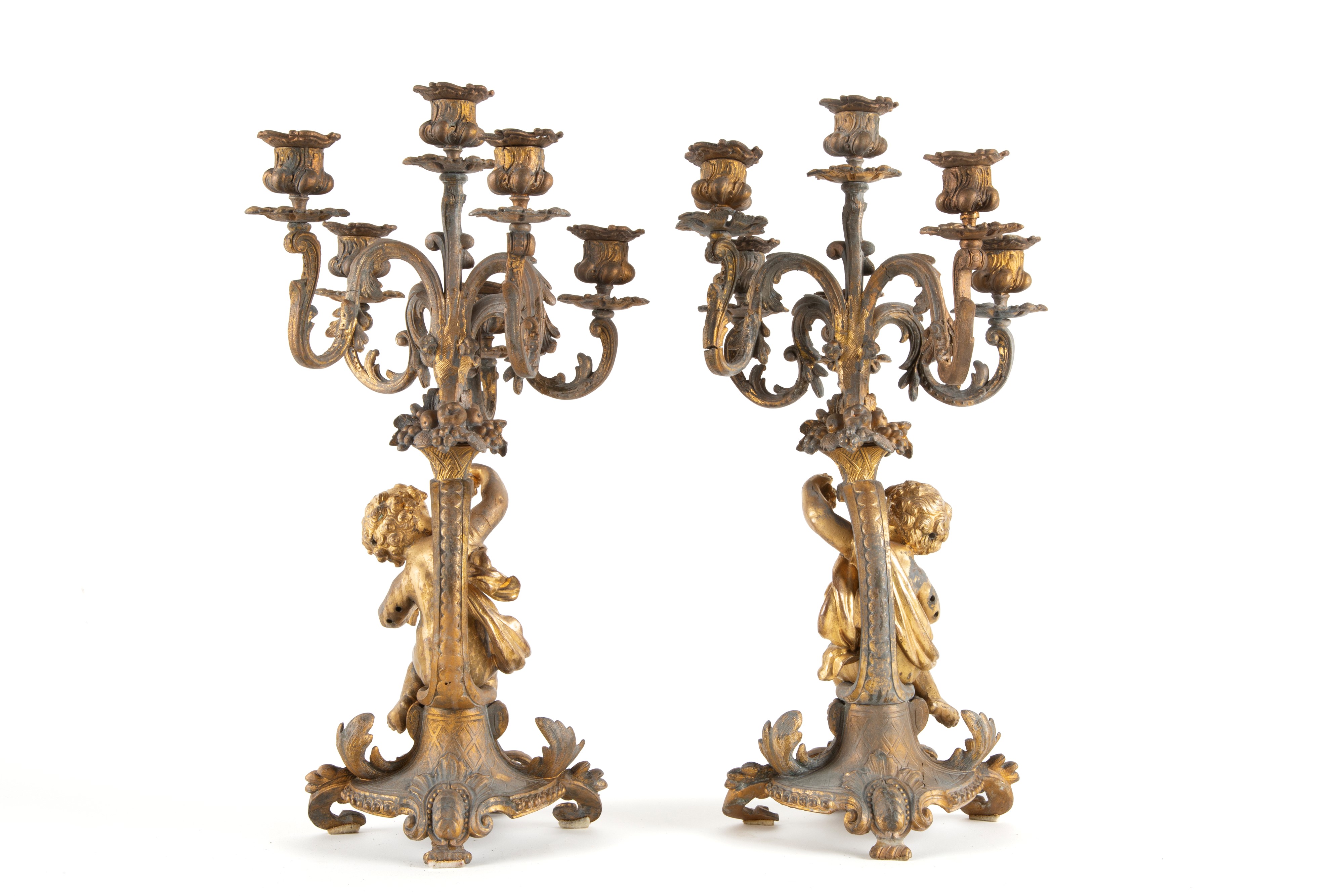 Coppia di candelabri a sei fiamme, bronzo dorato con putti musicanti (fine XIX secolo)
