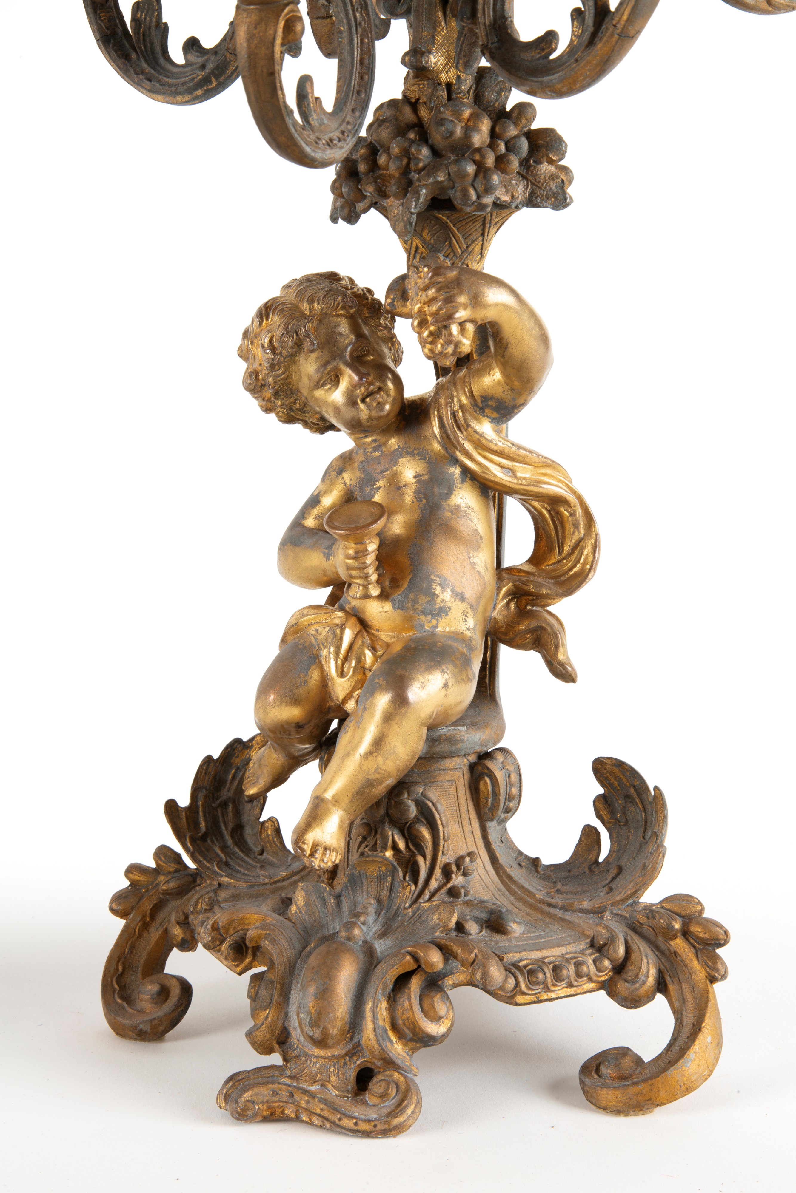 Coppia di candelabri a sei fiamme, bronzo dorato con putti musicanti (fine XIX secolo)