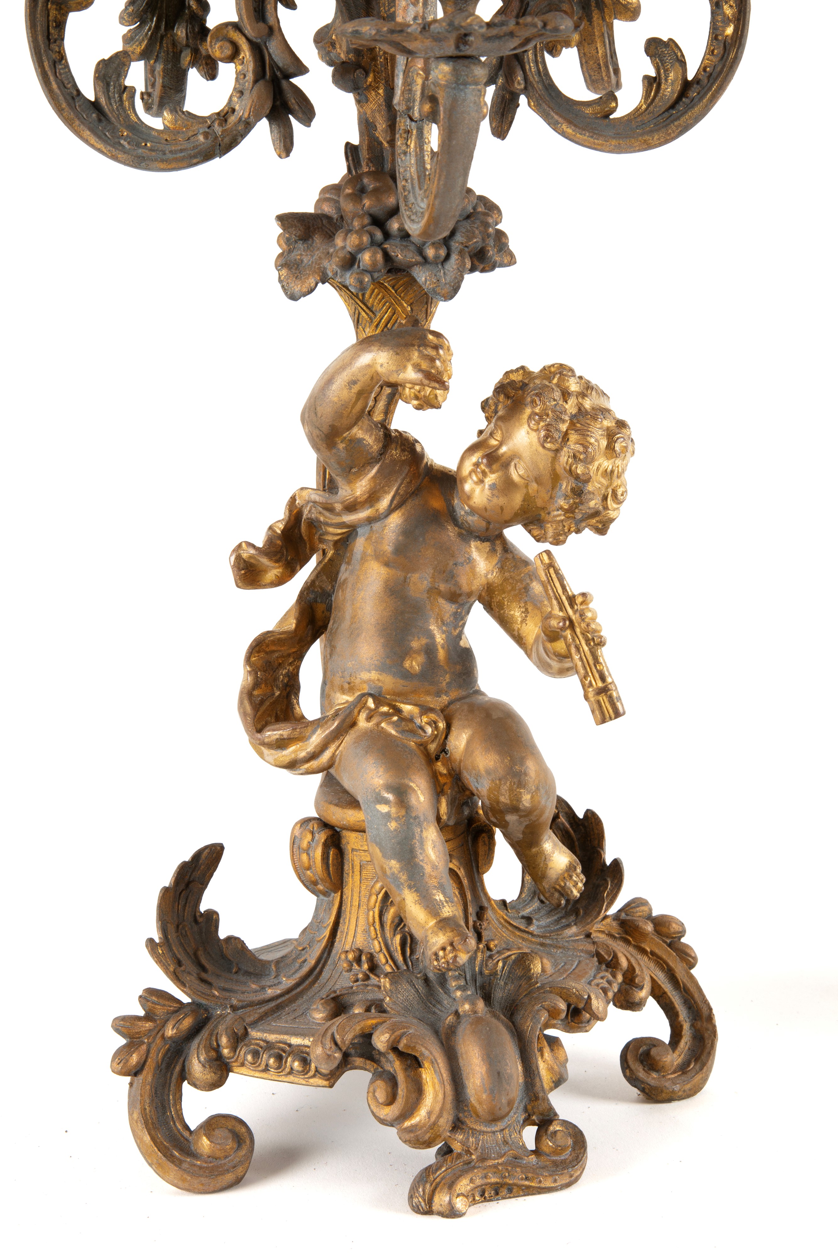 Coppia di candelabri a sei fiamme, bronzo dorato con putti musicanti (fine XIX secolo)