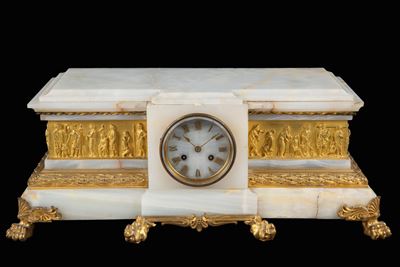 Orologio in onice e bronzo cesellato e dorato, quadrante con numeri romani (XIX secolo)