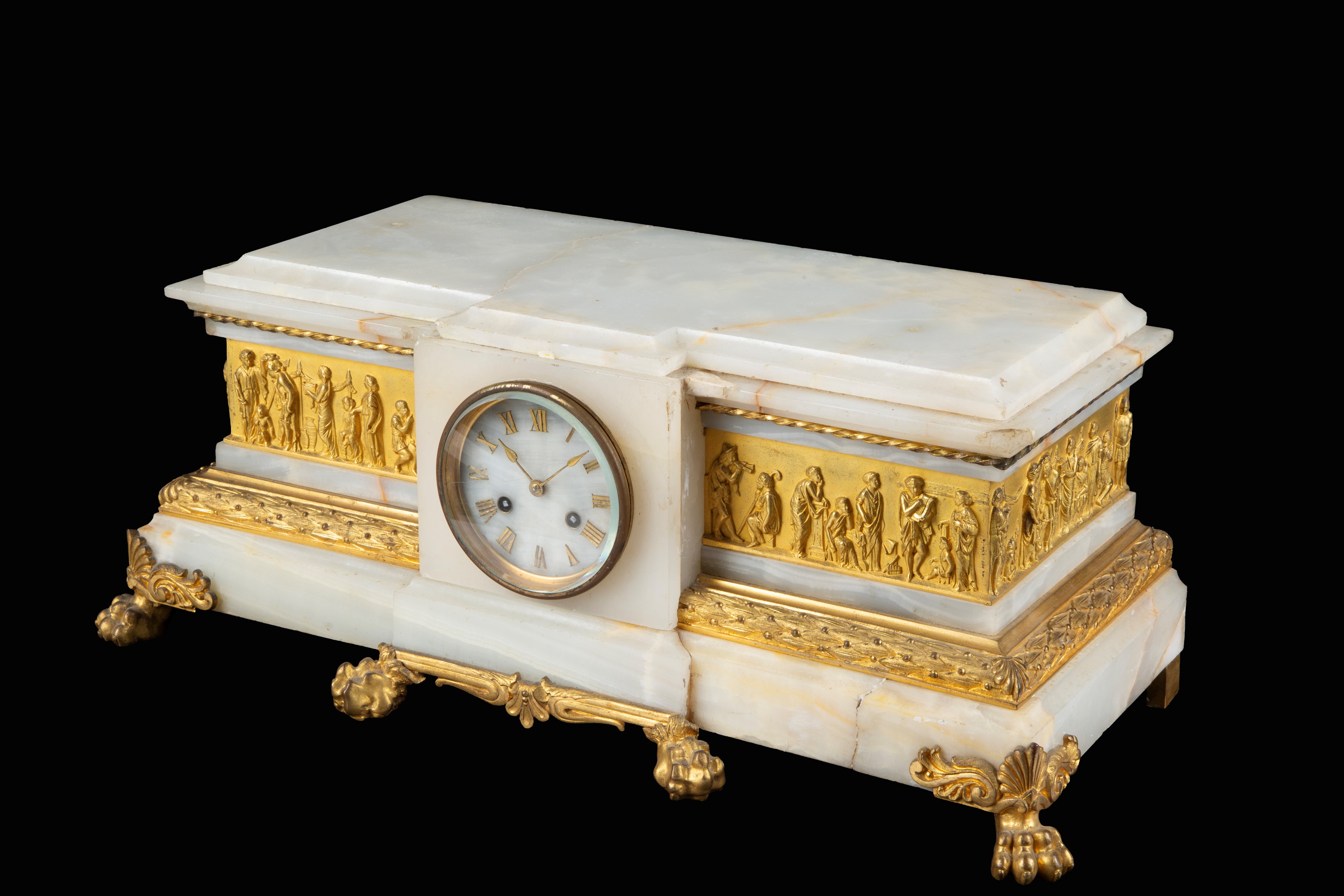 Orologio in onice e bronzo cesellato e dorato, quadrante con numeri romani (XIX secolo)