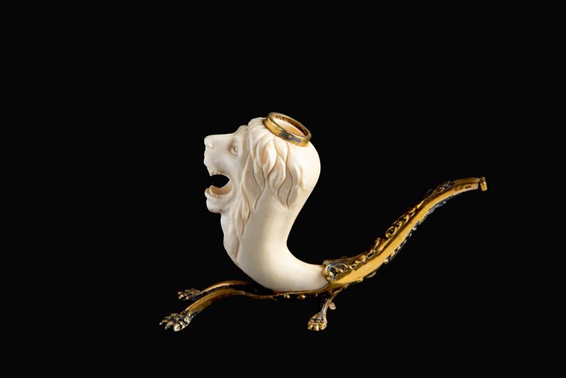 Pipa figurativa, avorio a forma di testa di leone ruggente (XIX secolo)