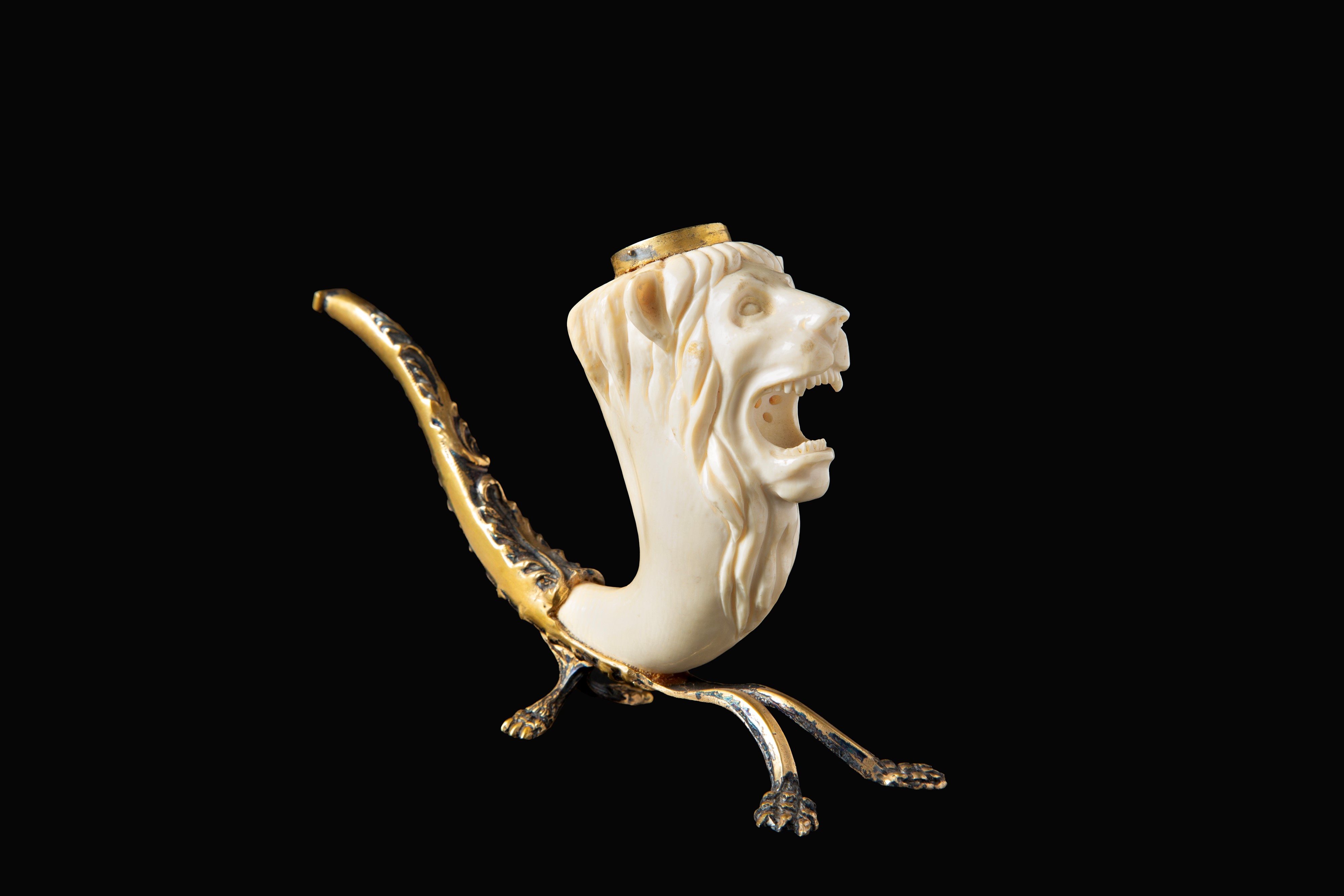 Pipa figurativa, avorio a forma di testa di leone ruggente (XIX secolo)