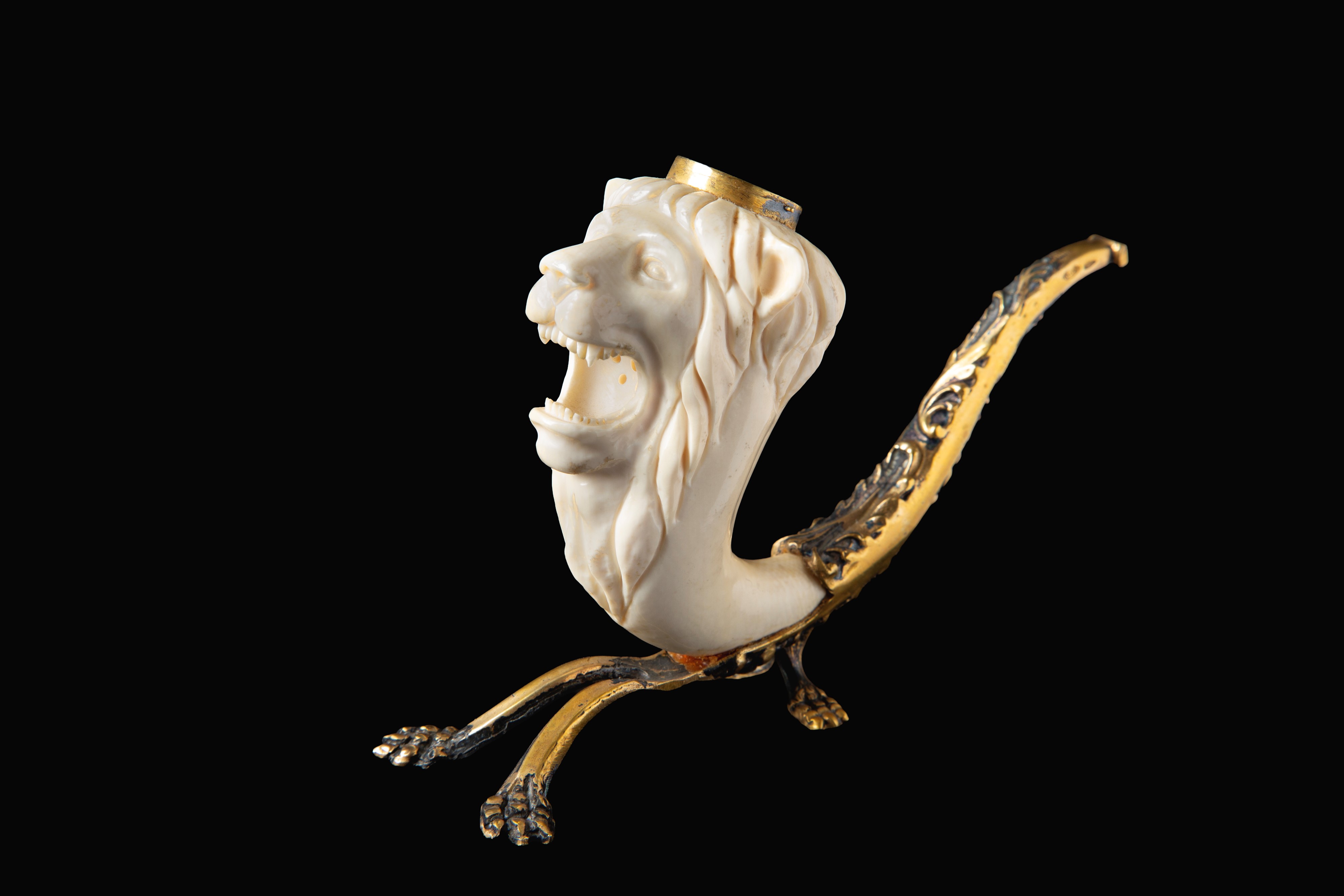 Pipa figurativa, avorio a forma di testa di leone ruggente (XIX secolo)