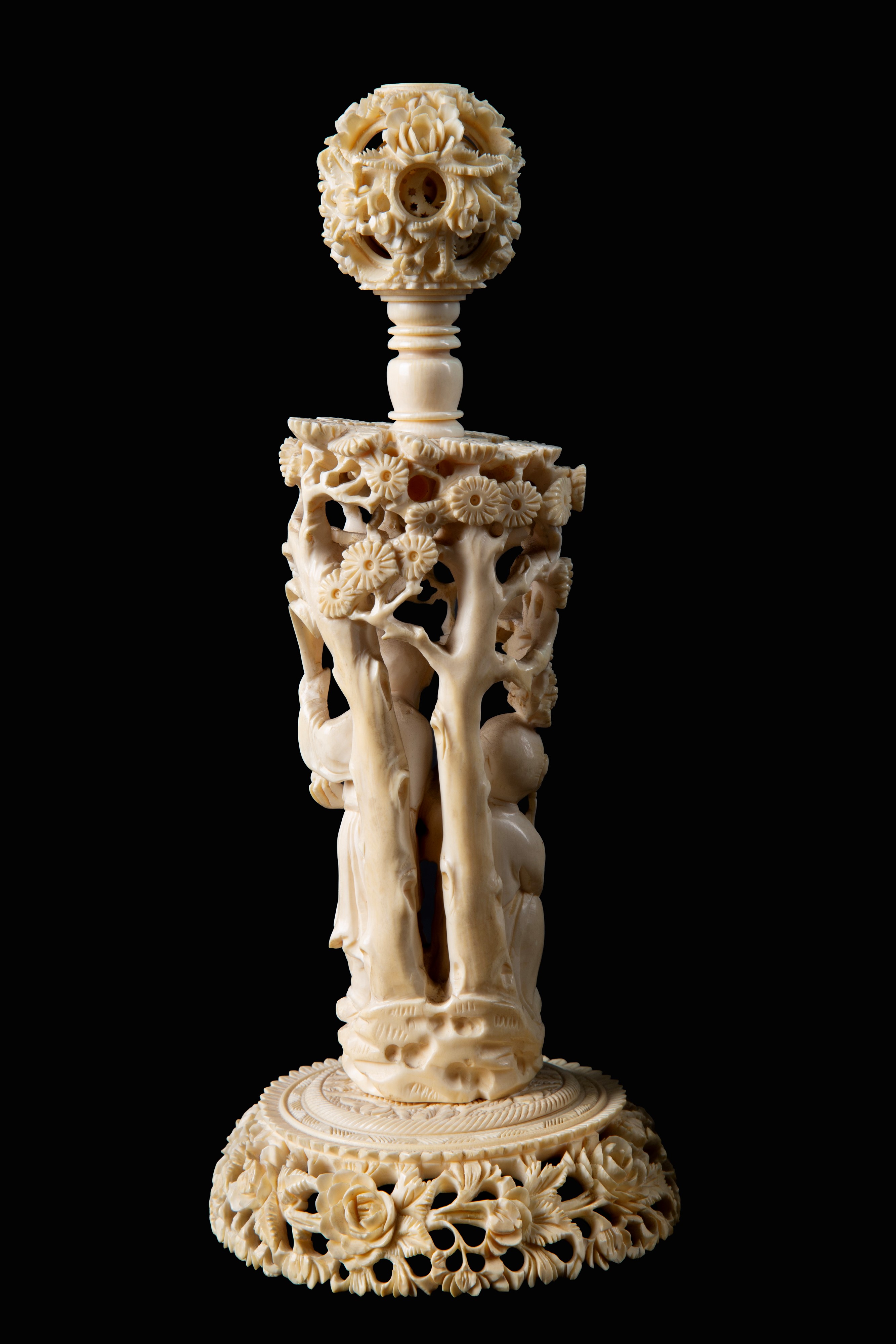 Cina, Dinastia Qing, Colonna con puzzle ball, scultura in avorio