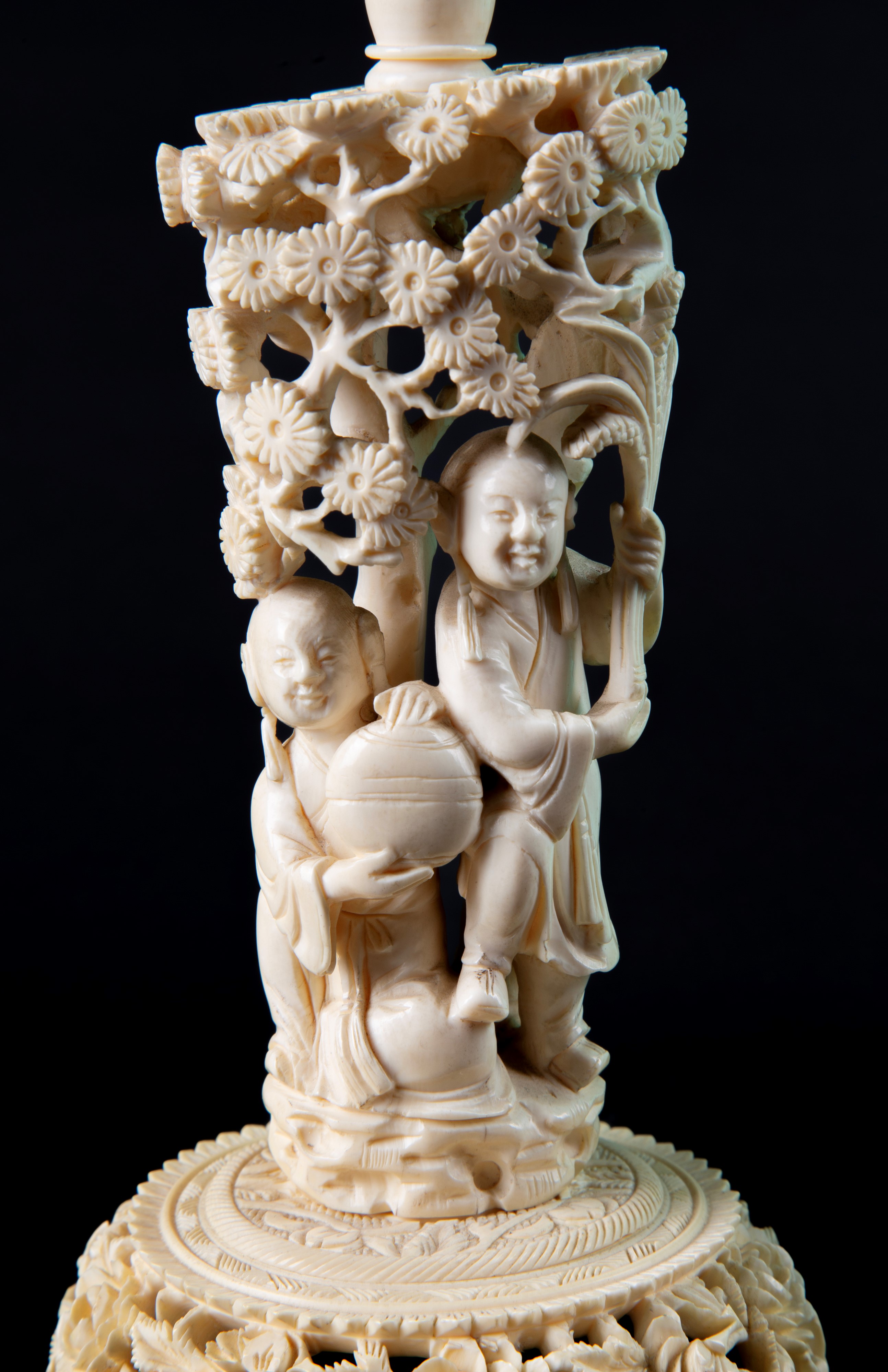 Cina, Dinastia Qing, Colonna con puzzle ball, scultura in avorio