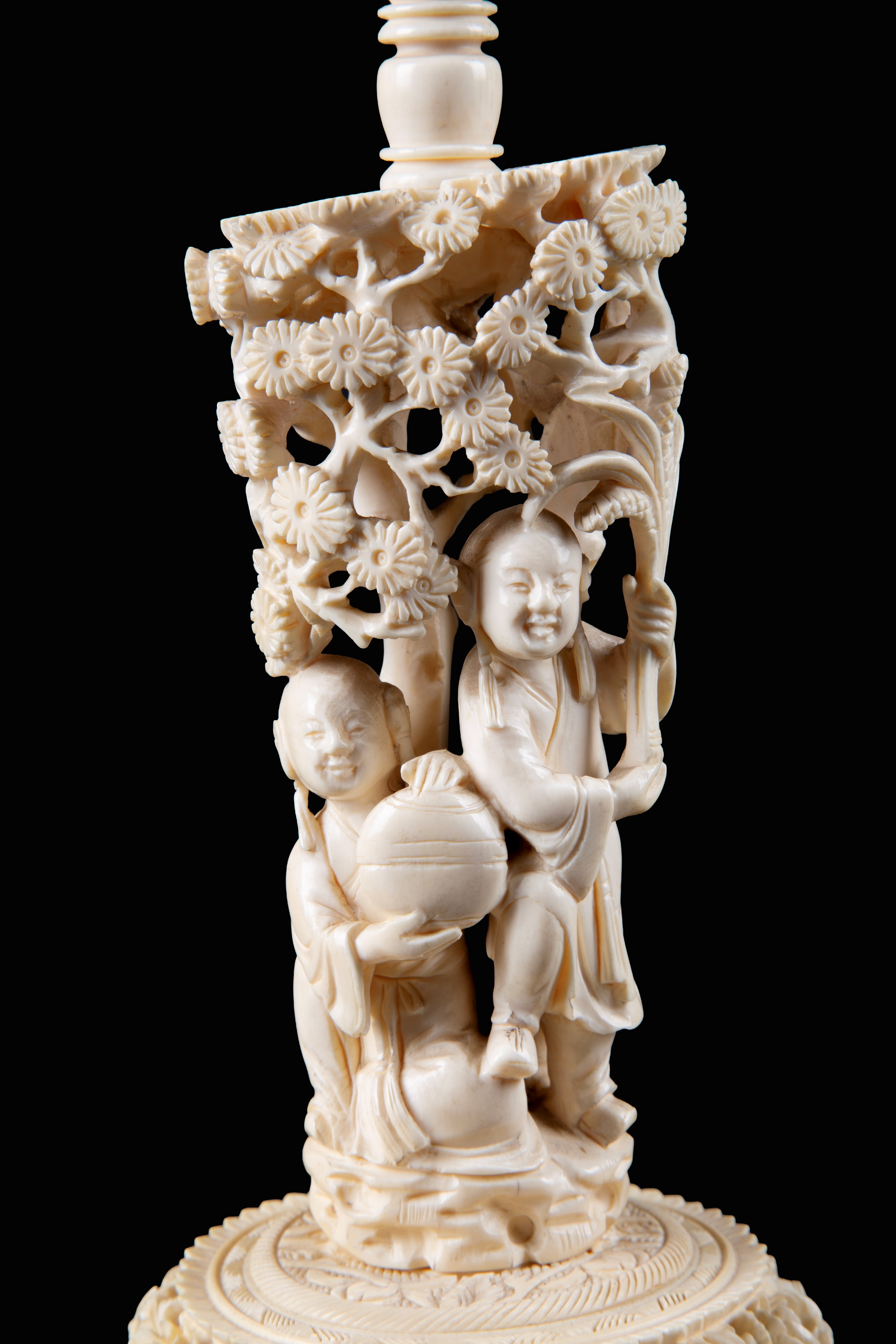 Cina, Dinastia Qing, Colonna con puzzle ball, scultura in avorio