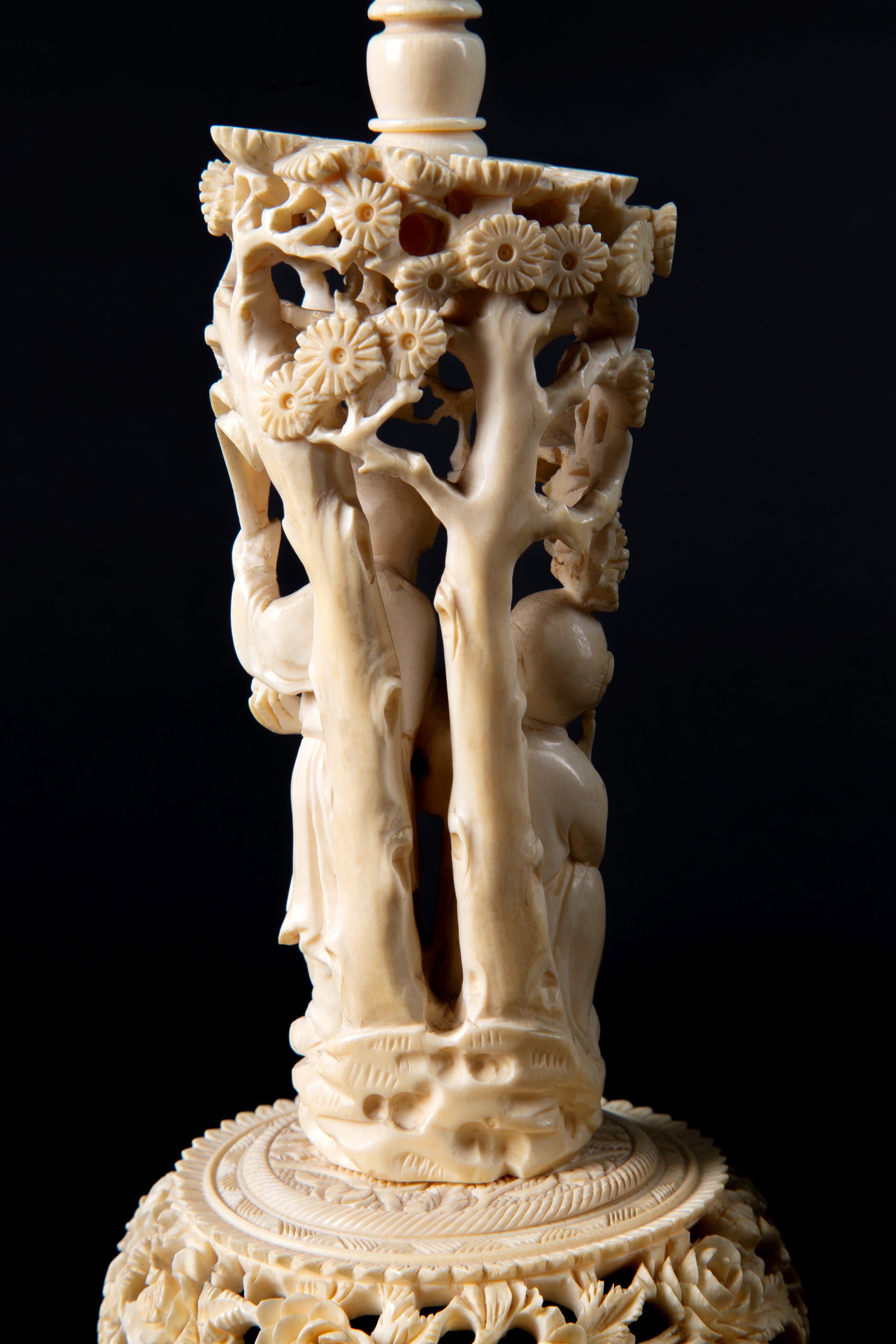 Cina, Dinastia Qing, Colonna con puzzle ball, scultura in avorio