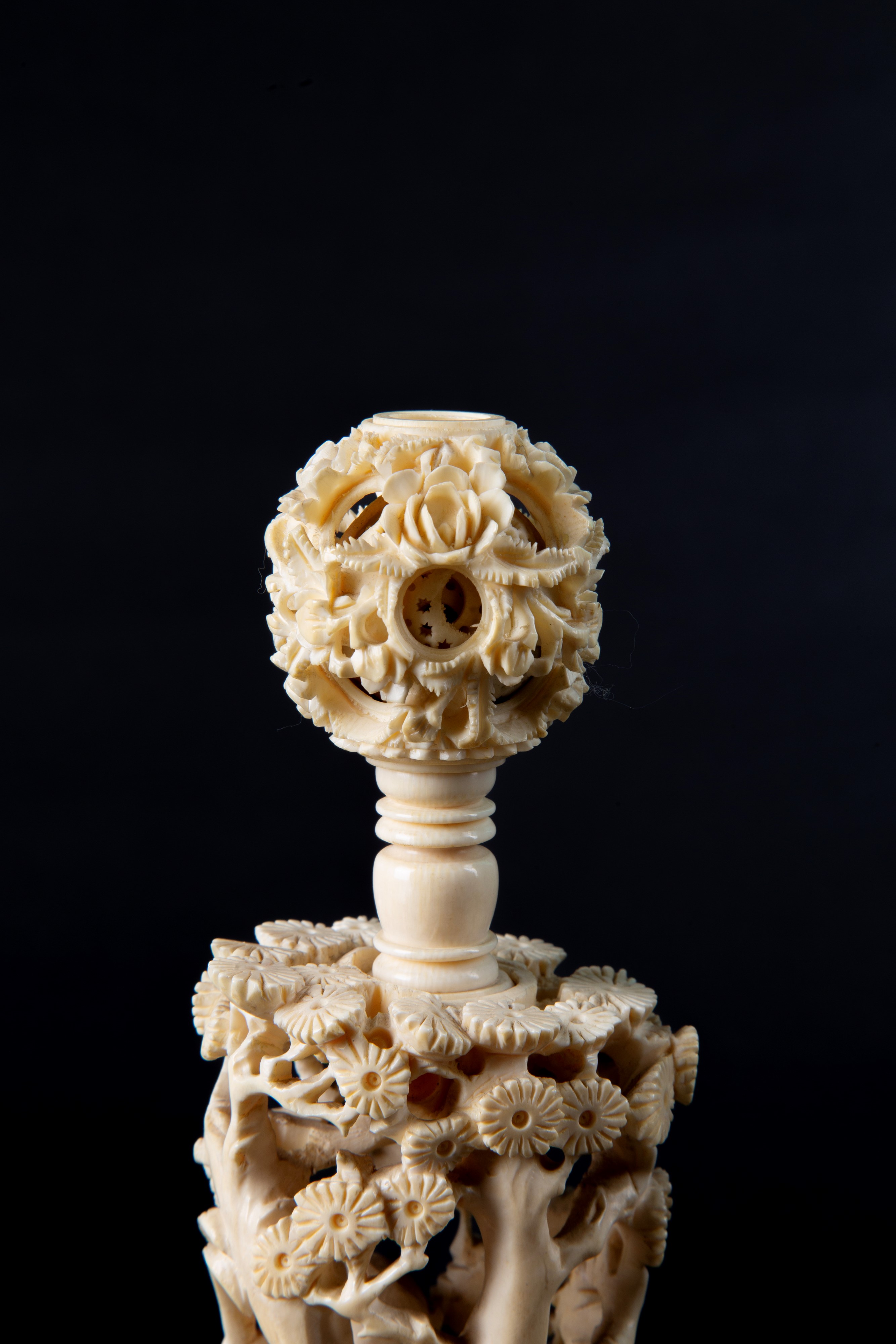 Cina, Dinastia Qing, Colonna con puzzle ball, scultura in avorio