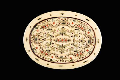 Tabacchiera ovale, avorio e corallo rosso, apribile (Inghilterra), XVII–XVIII secolo