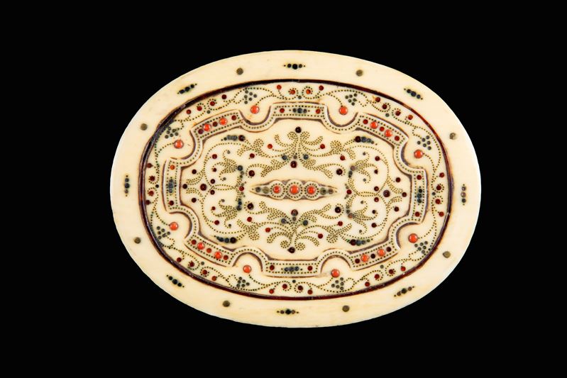 Tabacchiera ovale, avorio e corallo rosso, apribile (Inghilterra), XVII–XVIII secolo