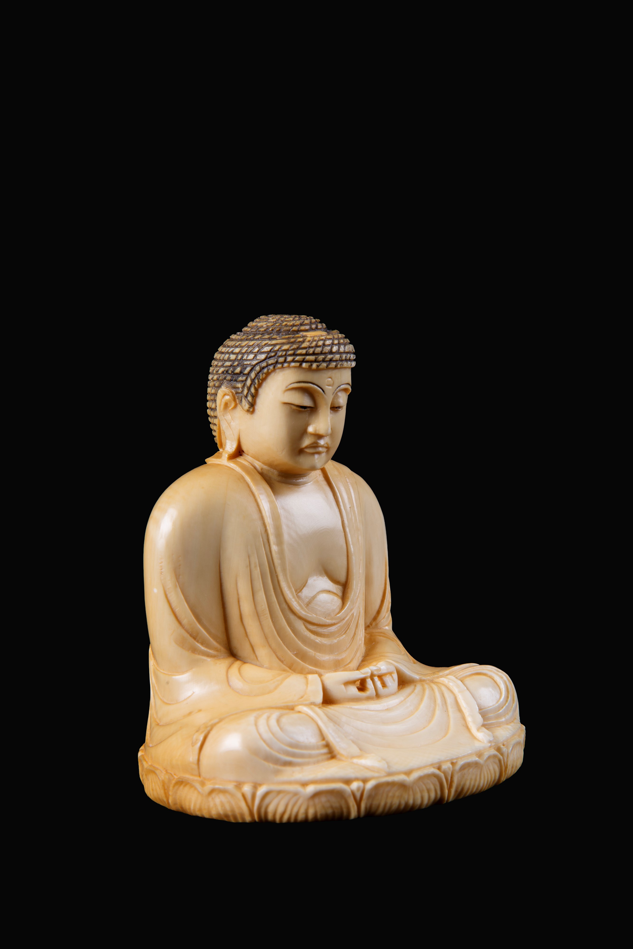 Cina (Dinastia Qing), Scultura in avorio “Buddha seduto”
