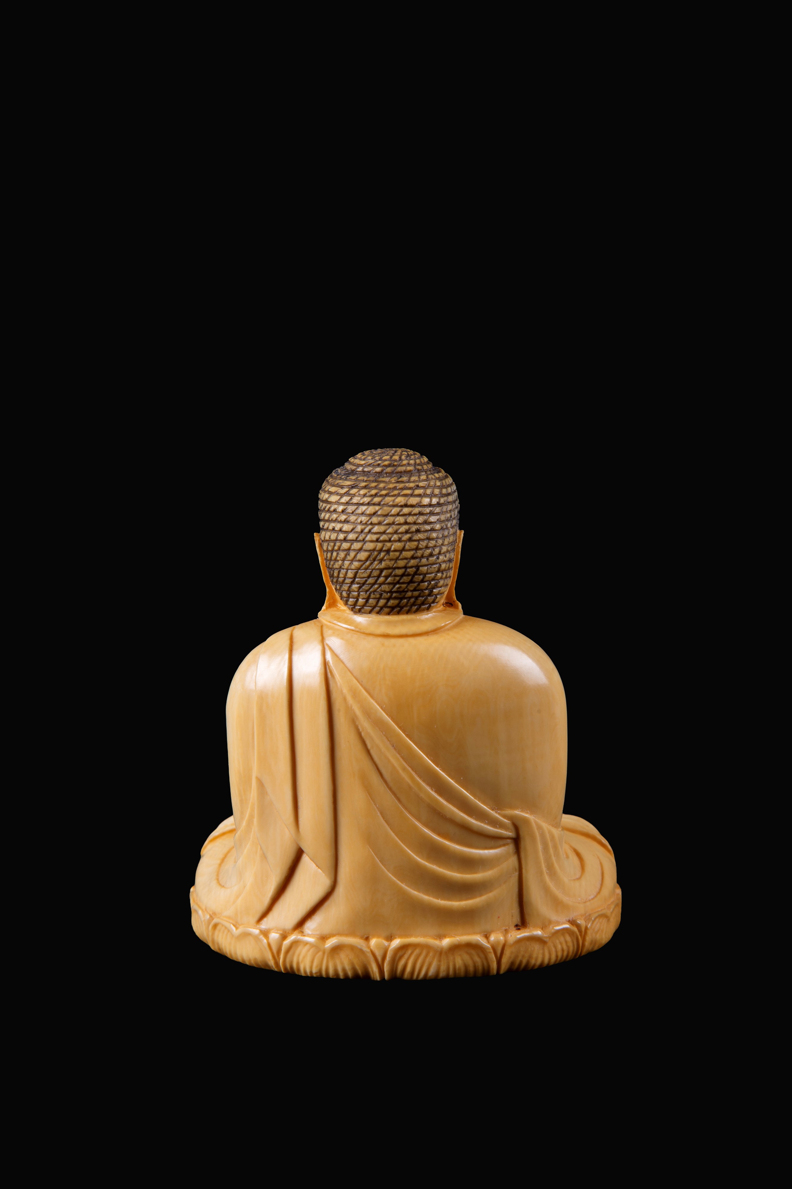 Cina (Dinastia Qing), Scultura in avorio “Buddha seduto”