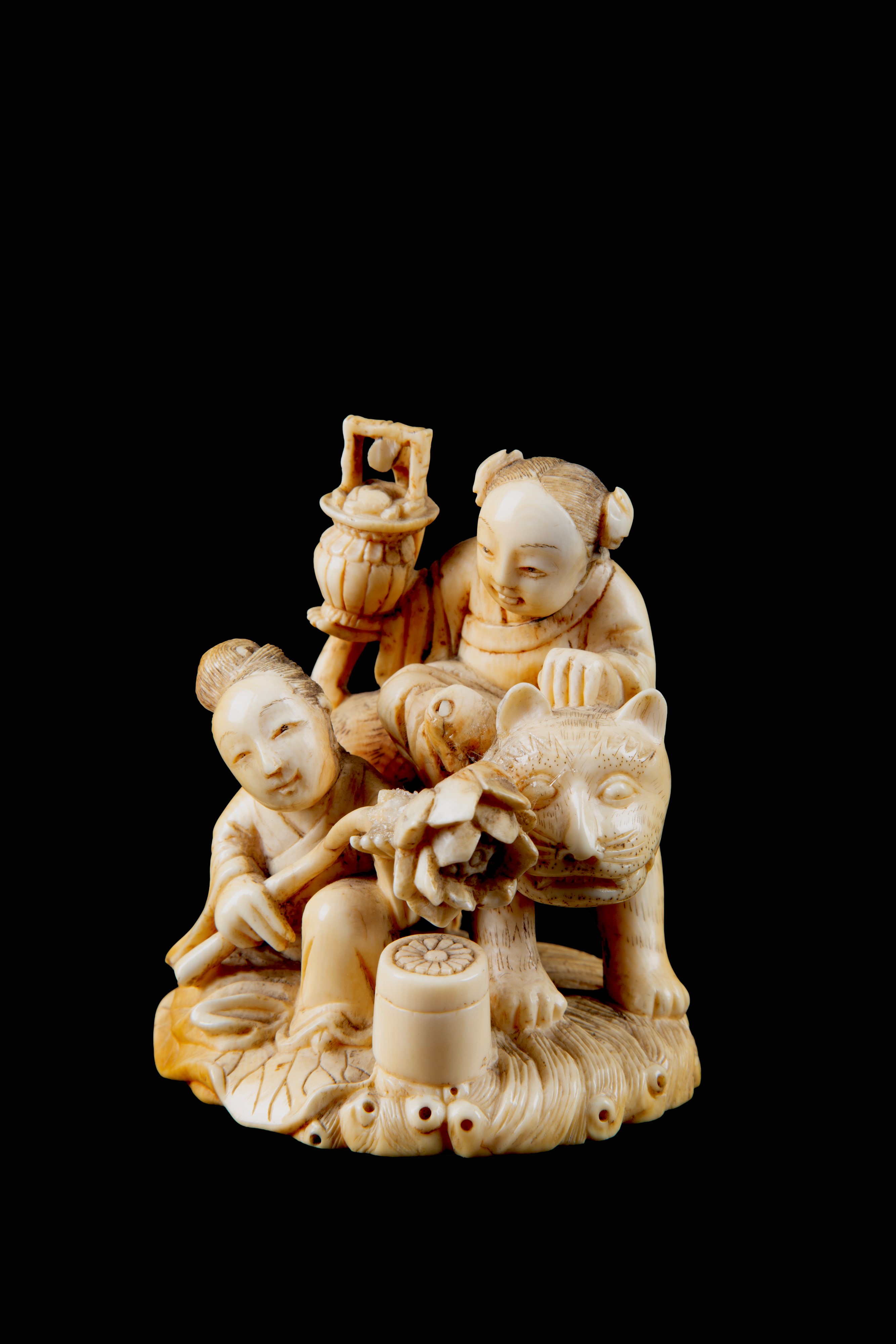 Scultura in Avorio "fanciulle in Compagnia di una Tigre"