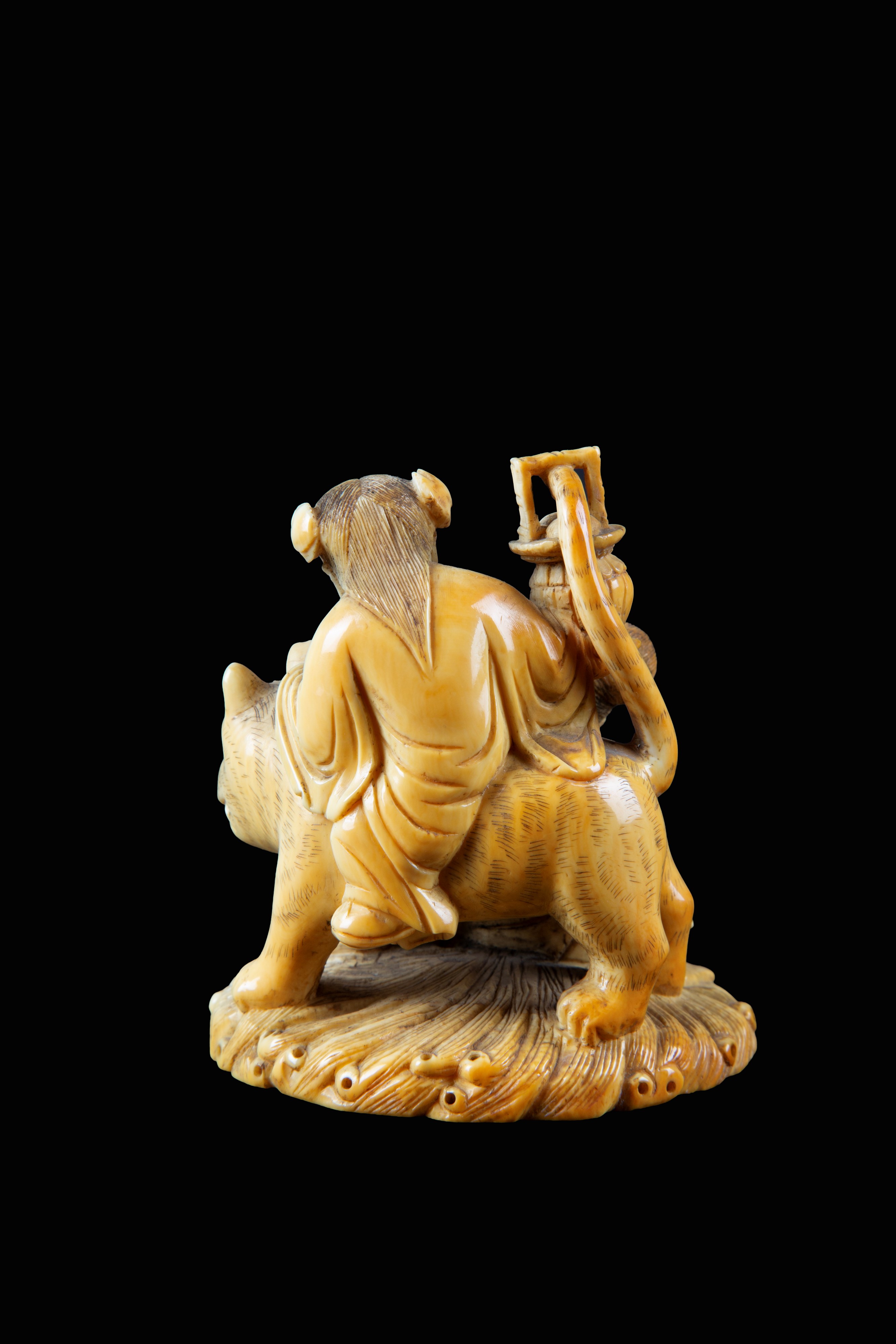 Scultura in Avorio "fanciulle in Compagnia di una Tigre"