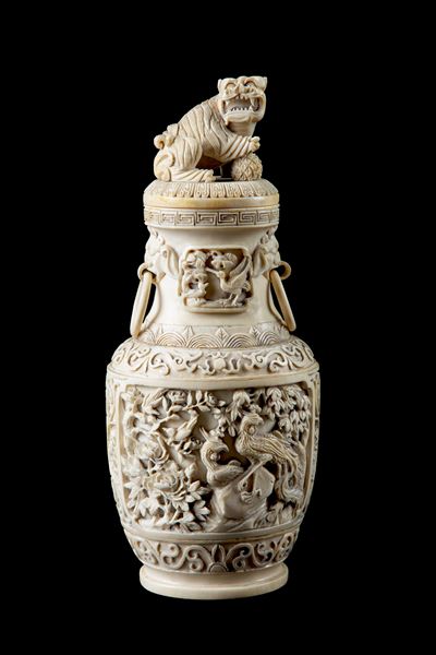 Cina, Incensiere in avorio con coperchio decorato e anse con anelli mobili (Dinastia Qing)