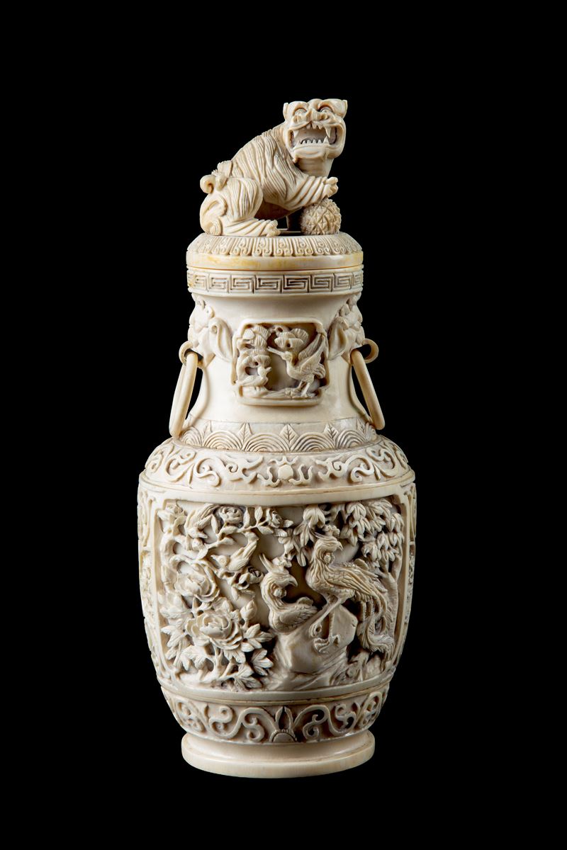 Cina, Incensiere in avorio con coperchio decorato e anse con anelli mobili (Dinastia Qing)