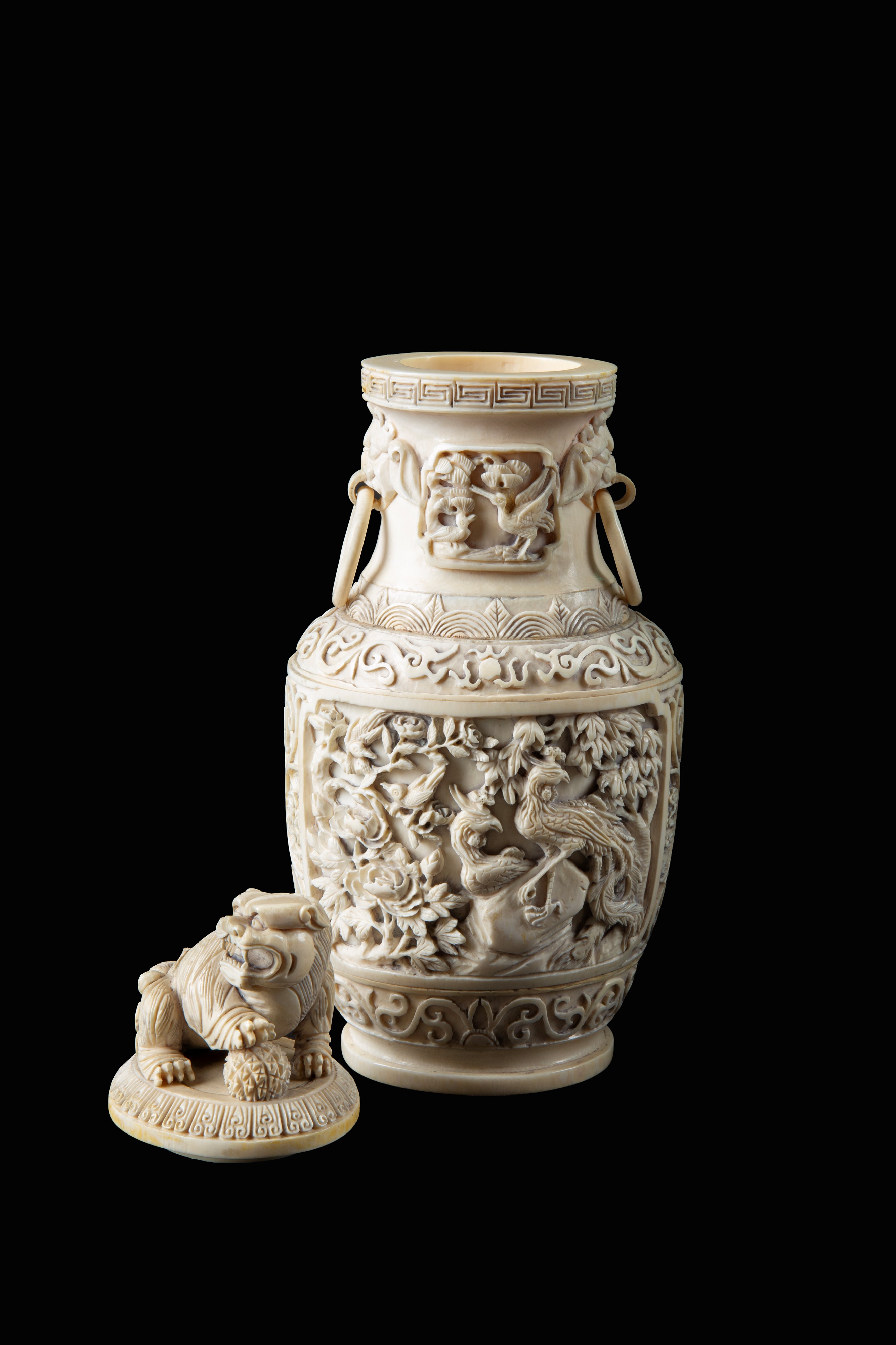 Cina, Incensiere in avorio con coperchio decorato e anse con anelli mobili (Dinastia Qing)