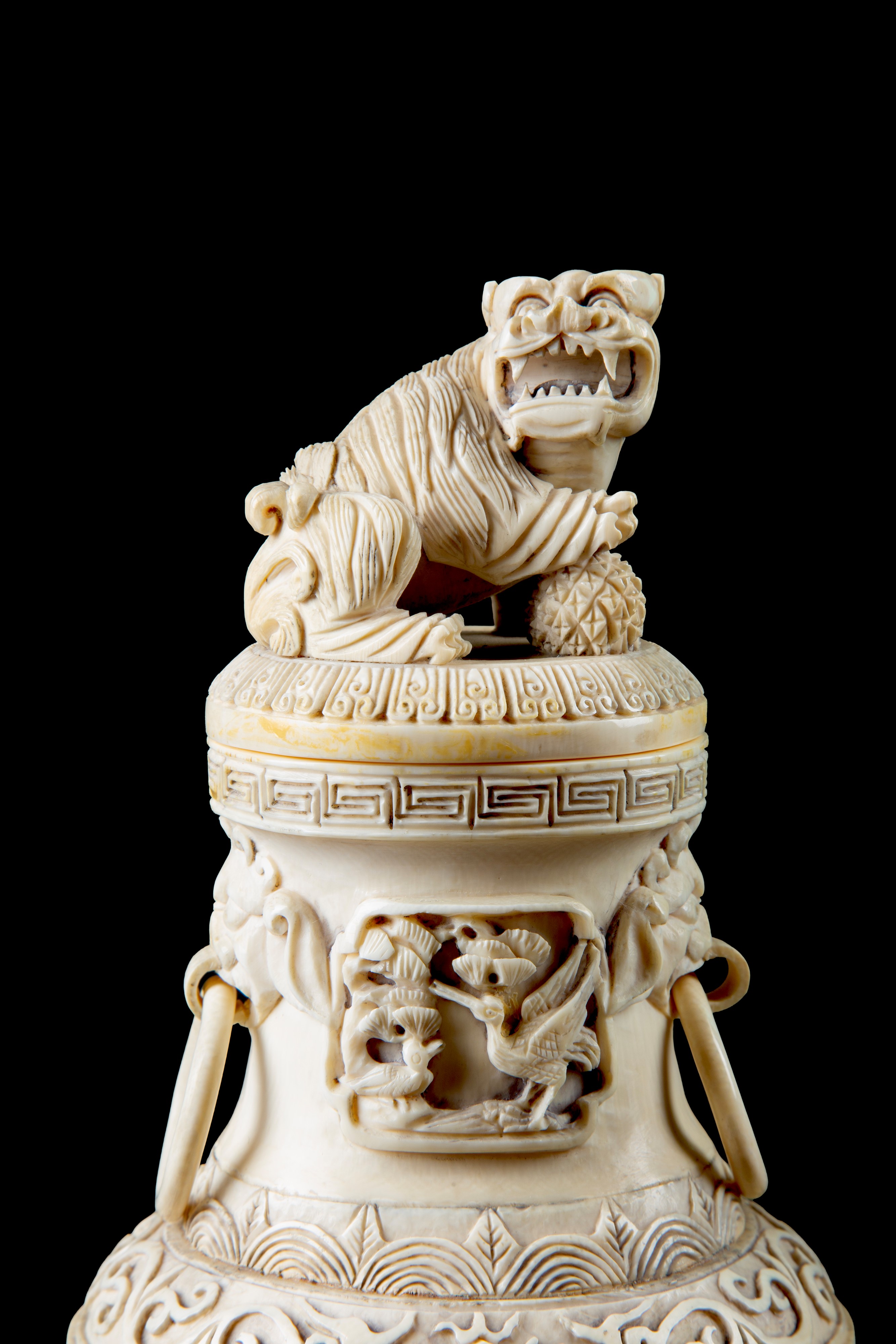 Cina, Incensiere in avorio con coperchio decorato e anse con anelli mobili (Dinastia Qing)