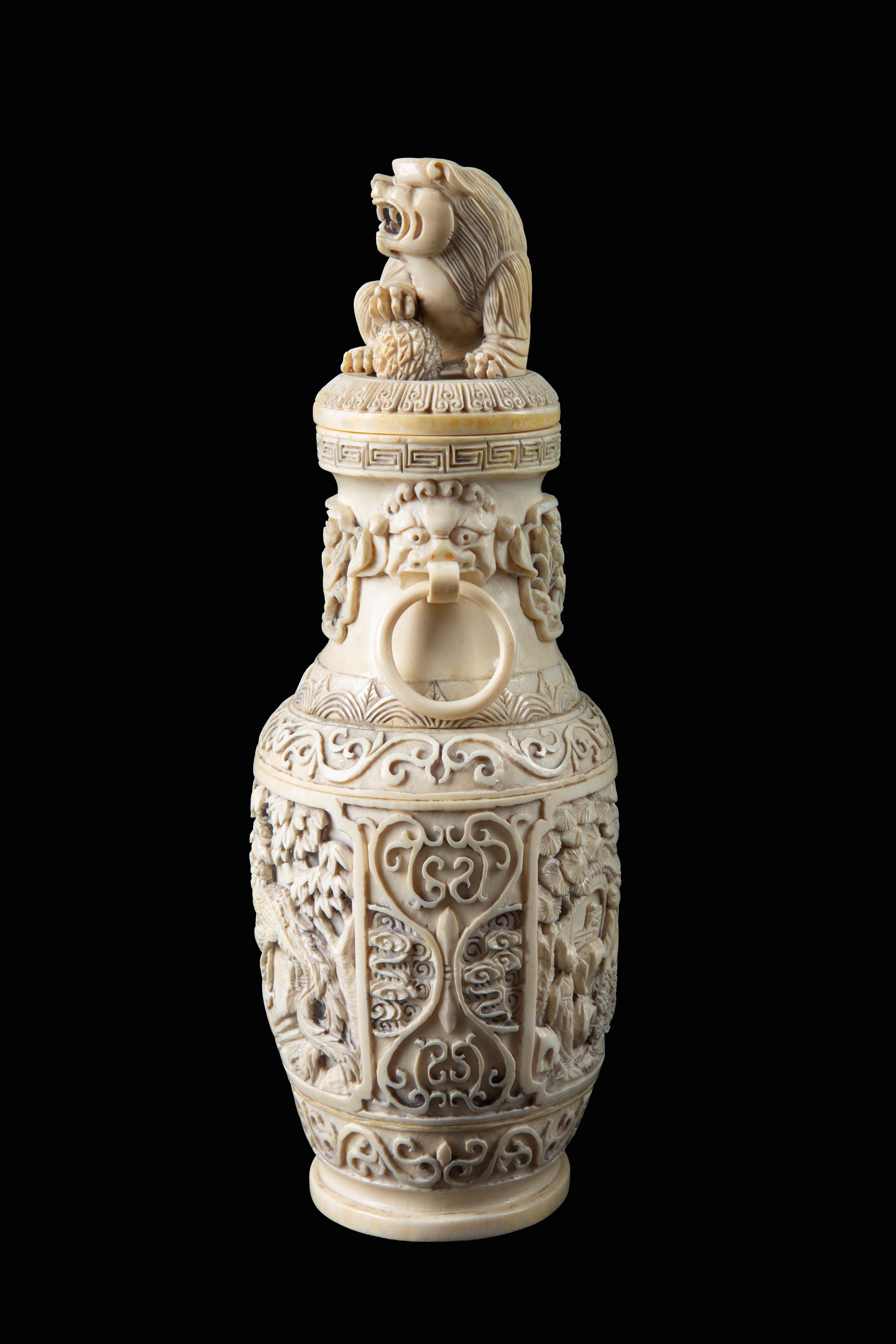 Cina, Incensiere in avorio con coperchio decorato e anse con anelli mobili (Dinastia Qing)