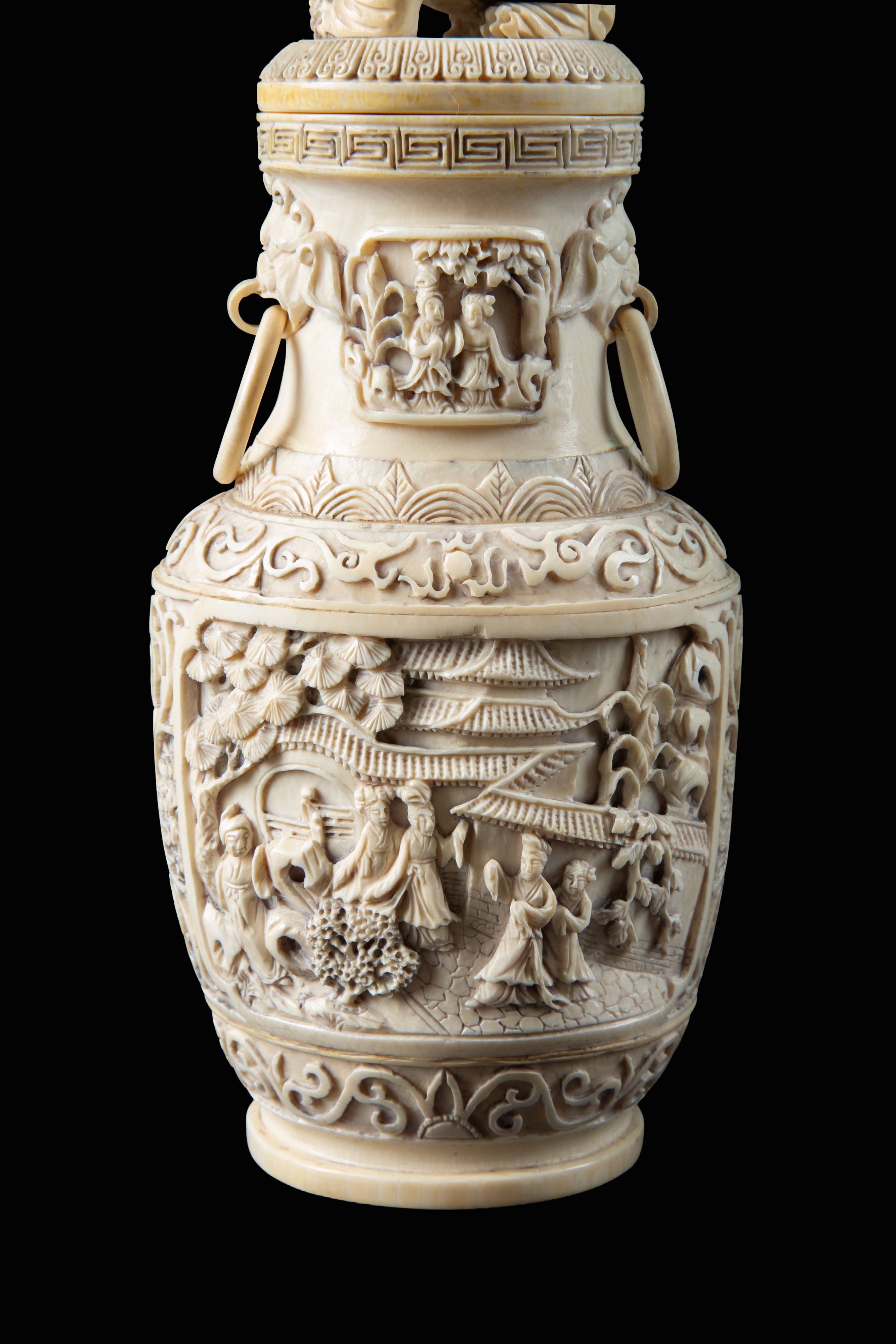 Cina, Incensiere in avorio con coperchio decorato e anse con anelli mobili (Dinastia Qing)