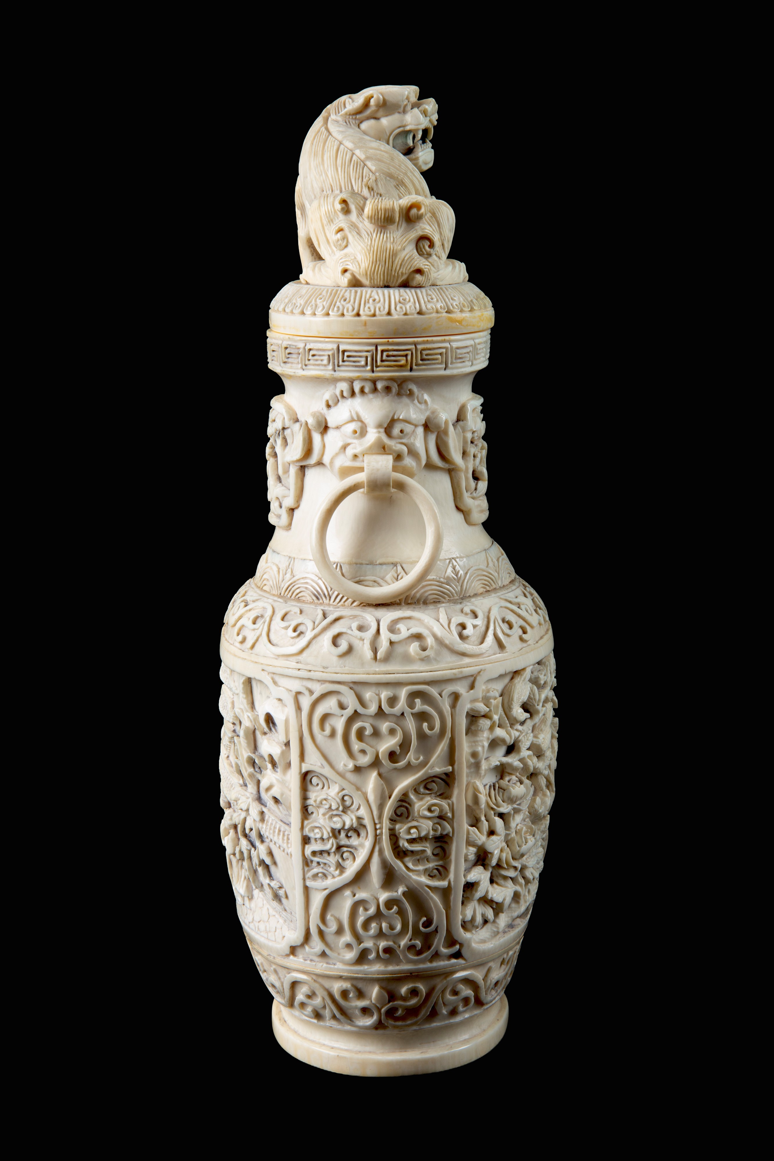 Cina, Incensiere in avorio con coperchio decorato e anse con anelli mobili (Dinastia Qing)
