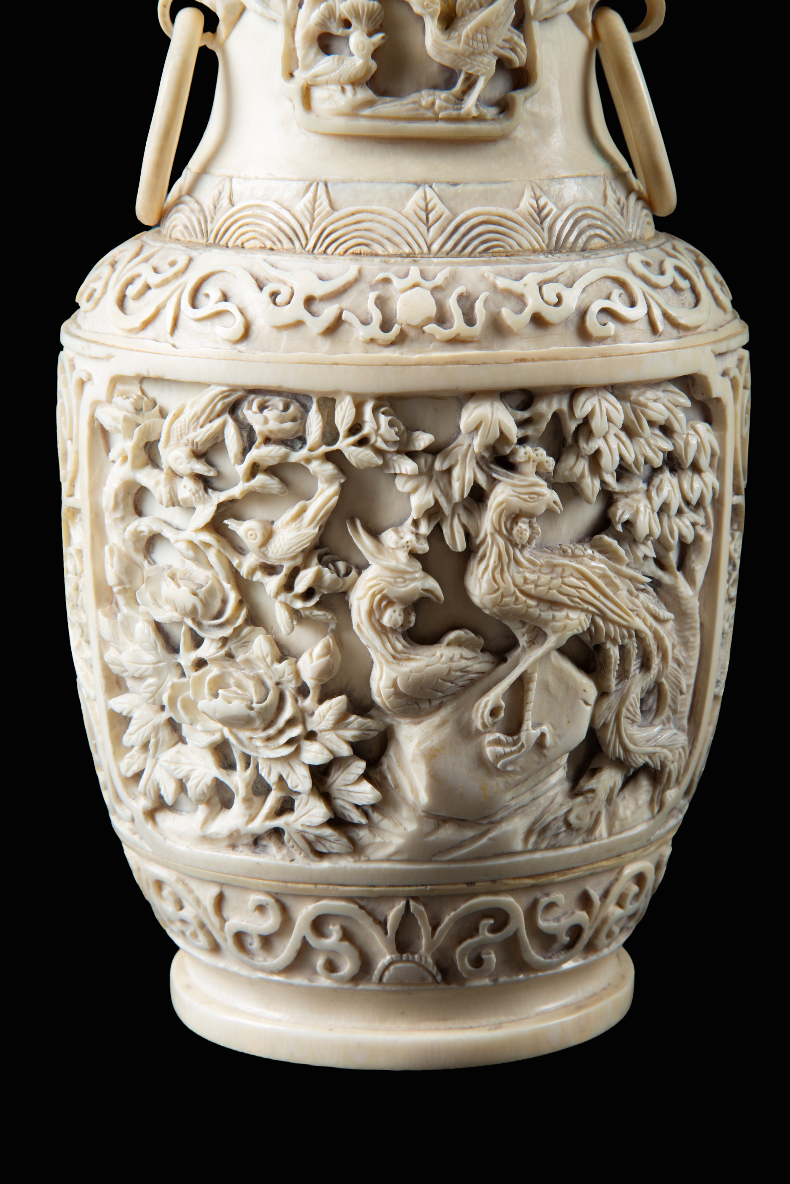 Cina, Incensiere in avorio con coperchio decorato e anse con anelli mobili (Dinastia Qing)
