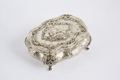 Cofanetto portagioie in argento 800, sbalzato e cesellato (ca. 1900)
