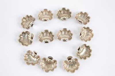 Dodici segnaposto a forma di conchiglia, argento 800 cesellato