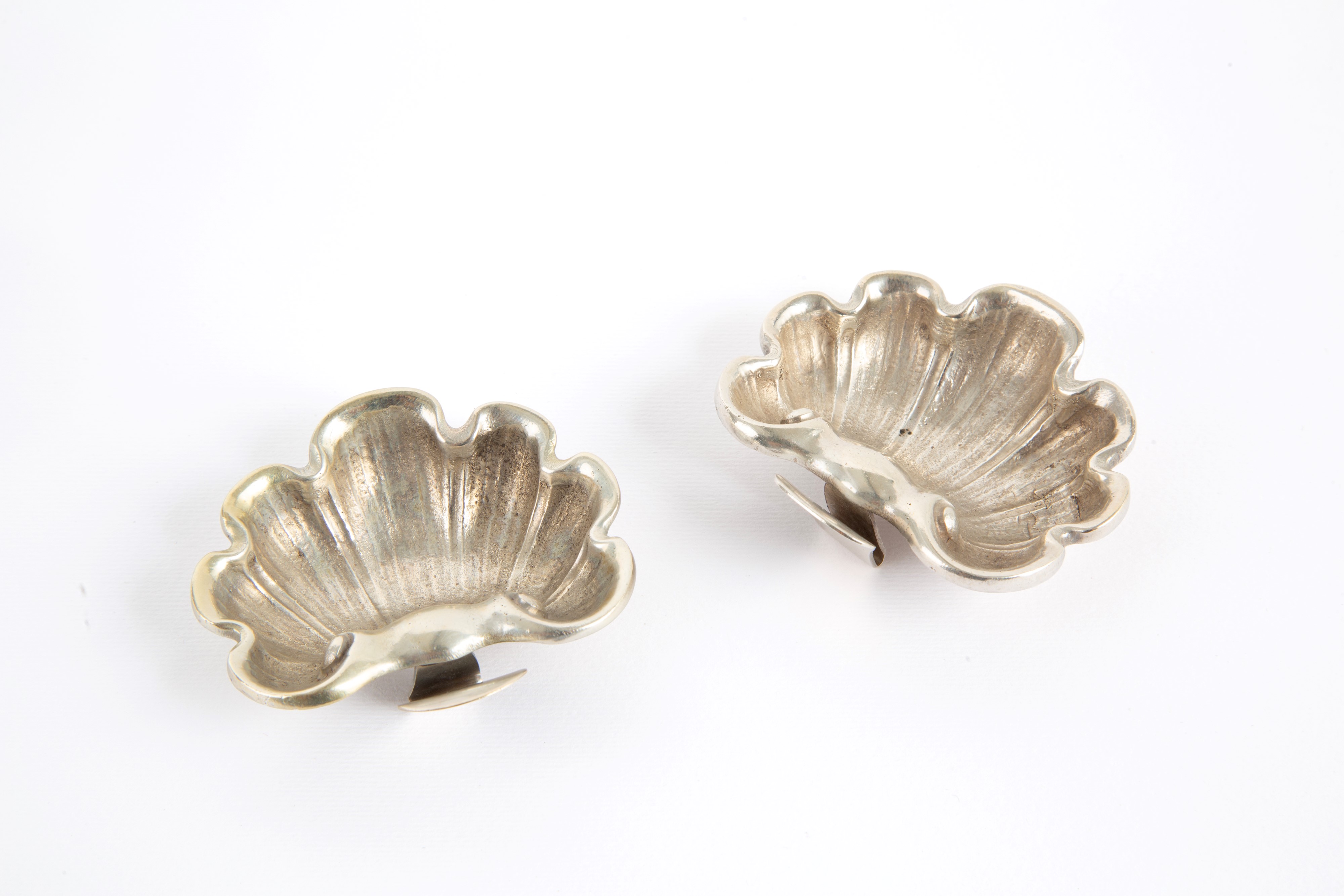 Dodici segnaposto a forma di conchiglia, argento 800 cesellato