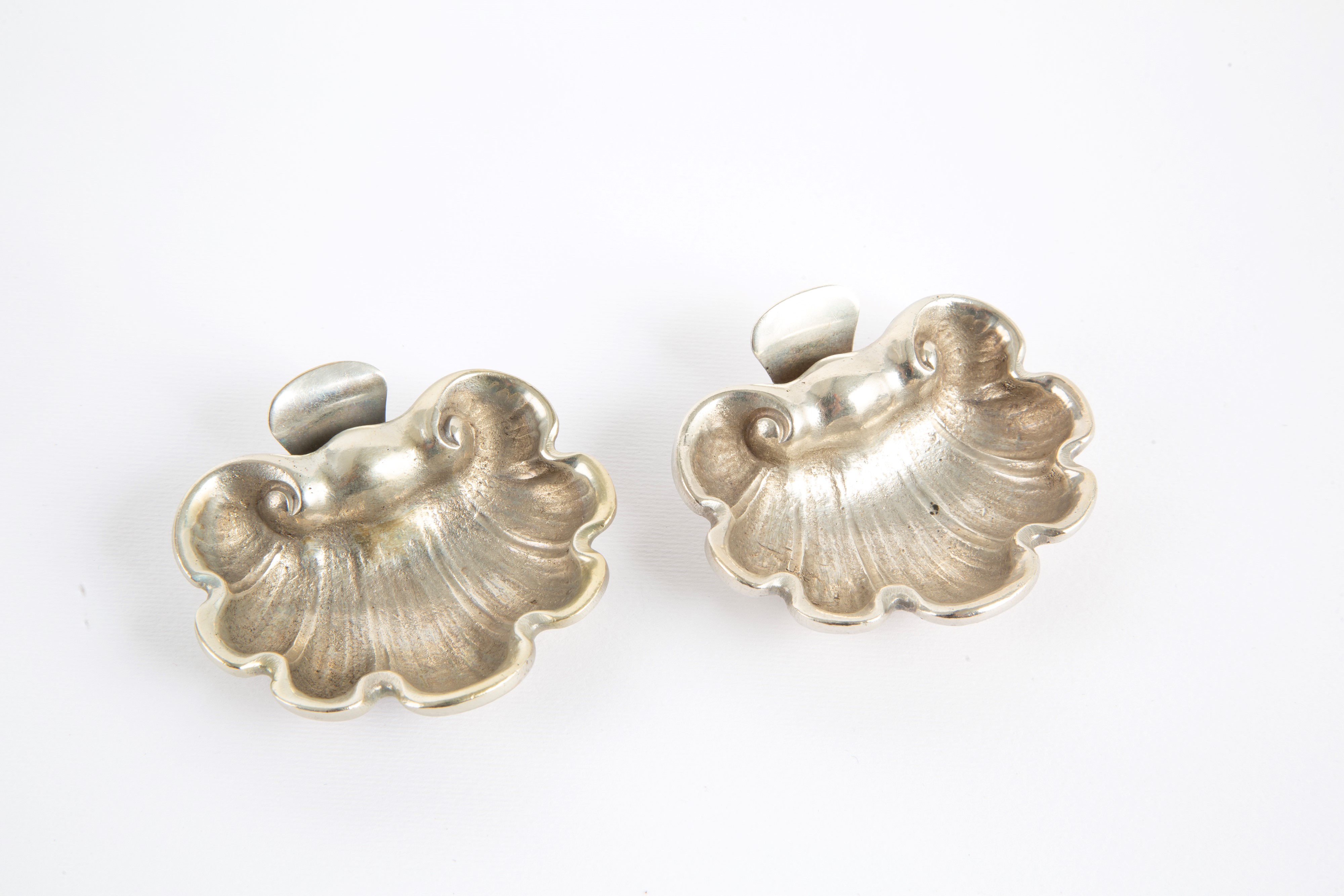 Dodici segnaposto a forma di conchiglia, argento 800 cesellato
