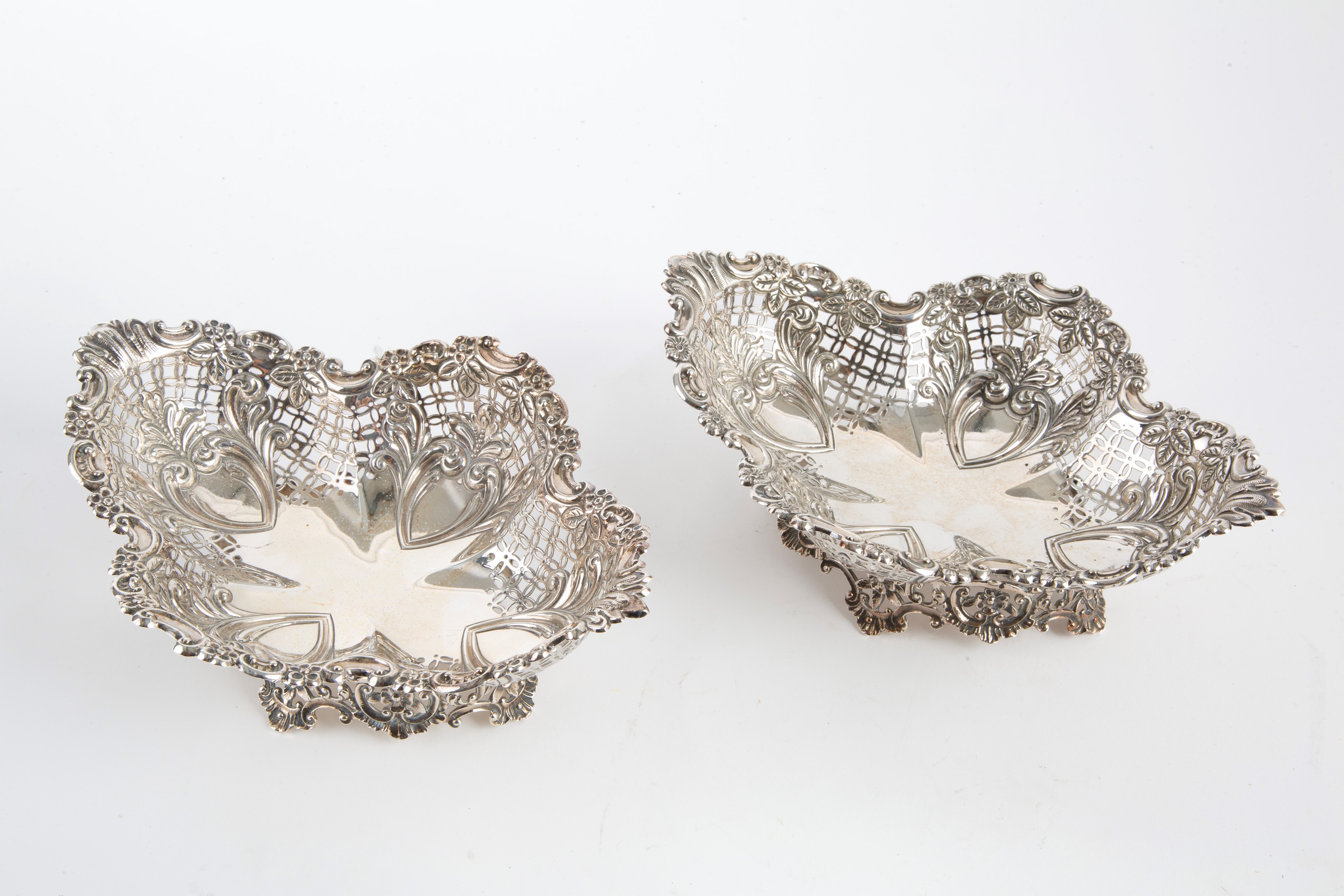 MAPPIN & WEBB; JAMES DIXON & SONS, Coppia di cestini in argento traforato e cesellato