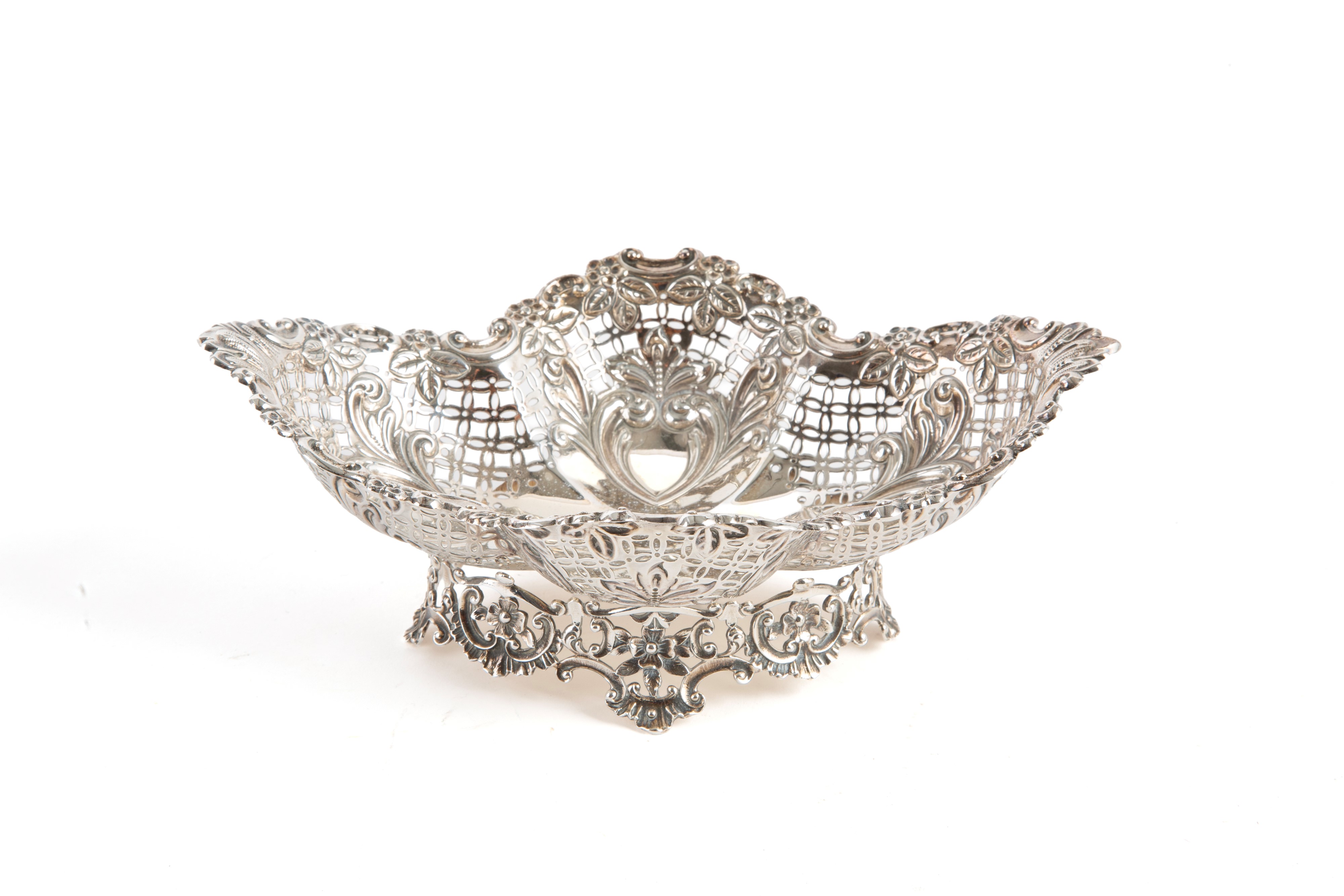 MAPPIN & WEBB; JAMES DIXON & SONS, Coppia di cestini in argento traforato e cesellato