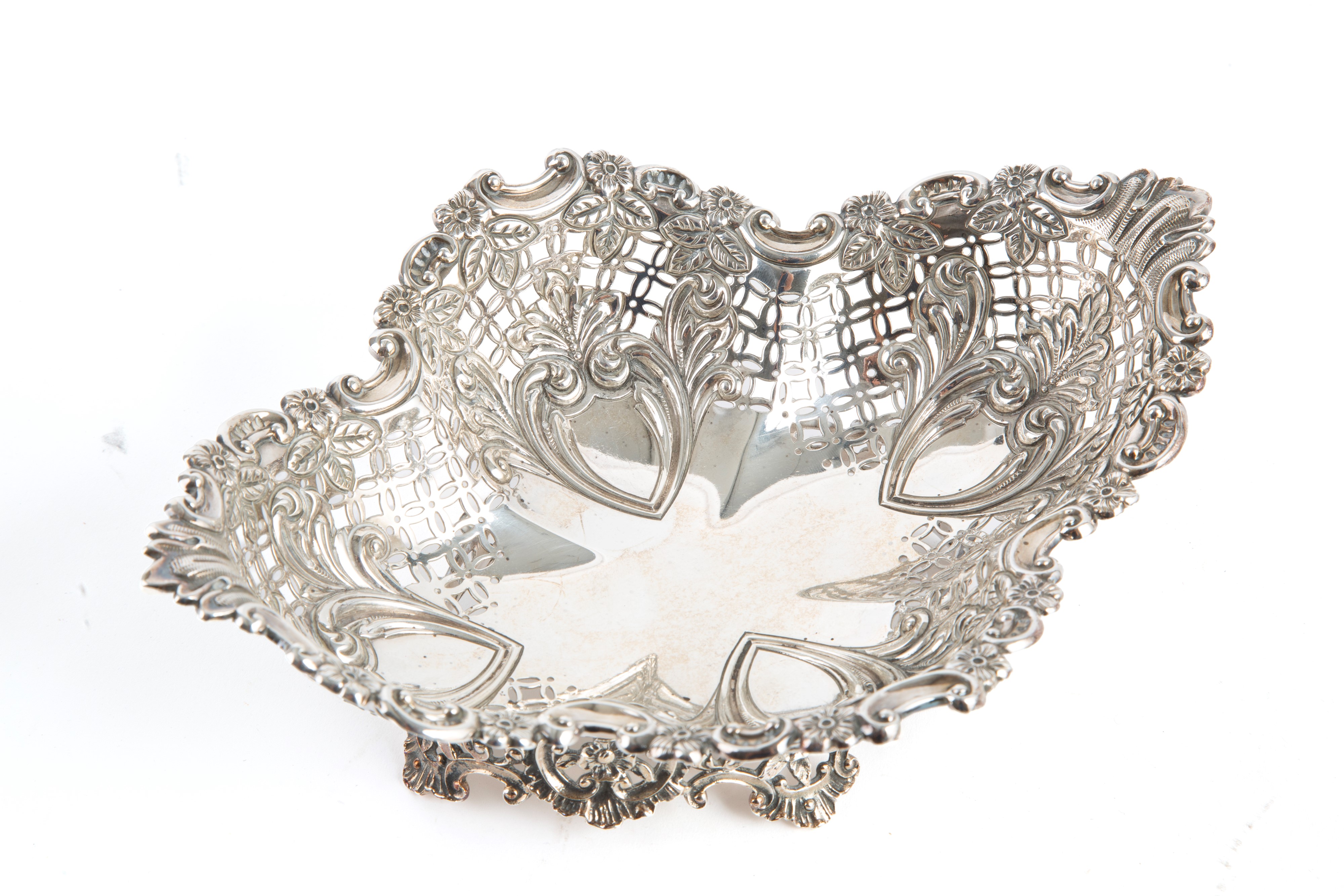 MAPPIN & WEBB; JAMES DIXON & SONS, Coppia di cestini in argento traforato e cesellato