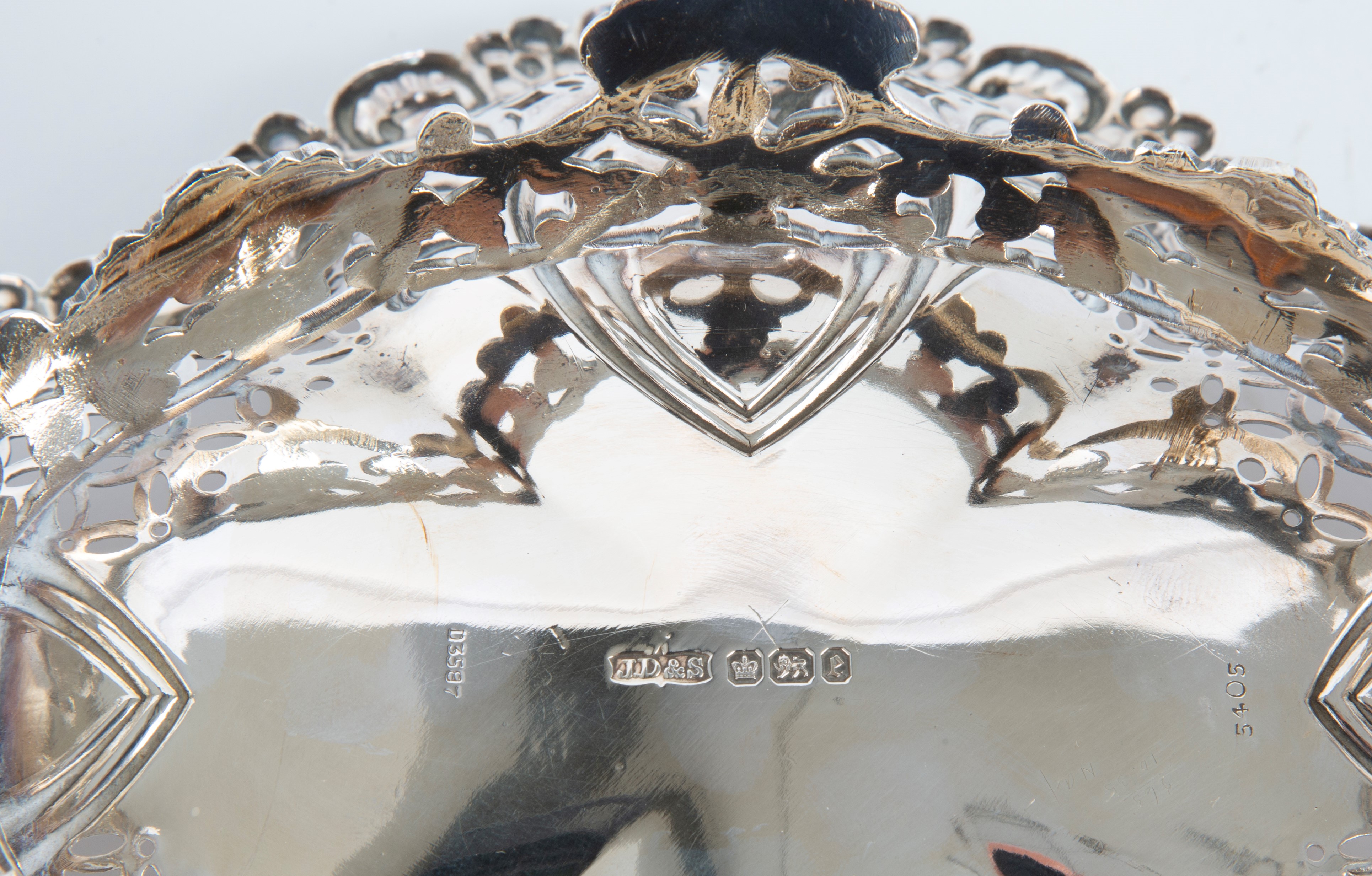 MAPPIN & WEBB; JAMES DIXON & SONS, Coppia di cestini in argento traforato e cesellato