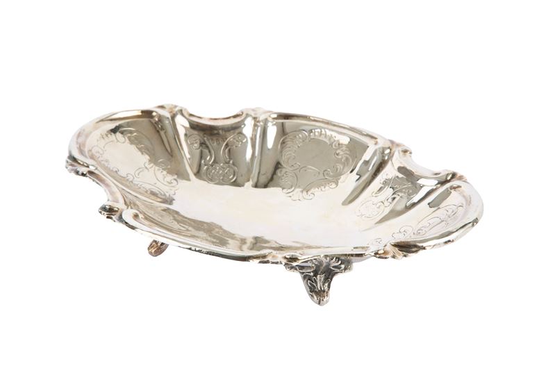 Alzatina in argento 800, sbalzata e cesellata, XX secolo