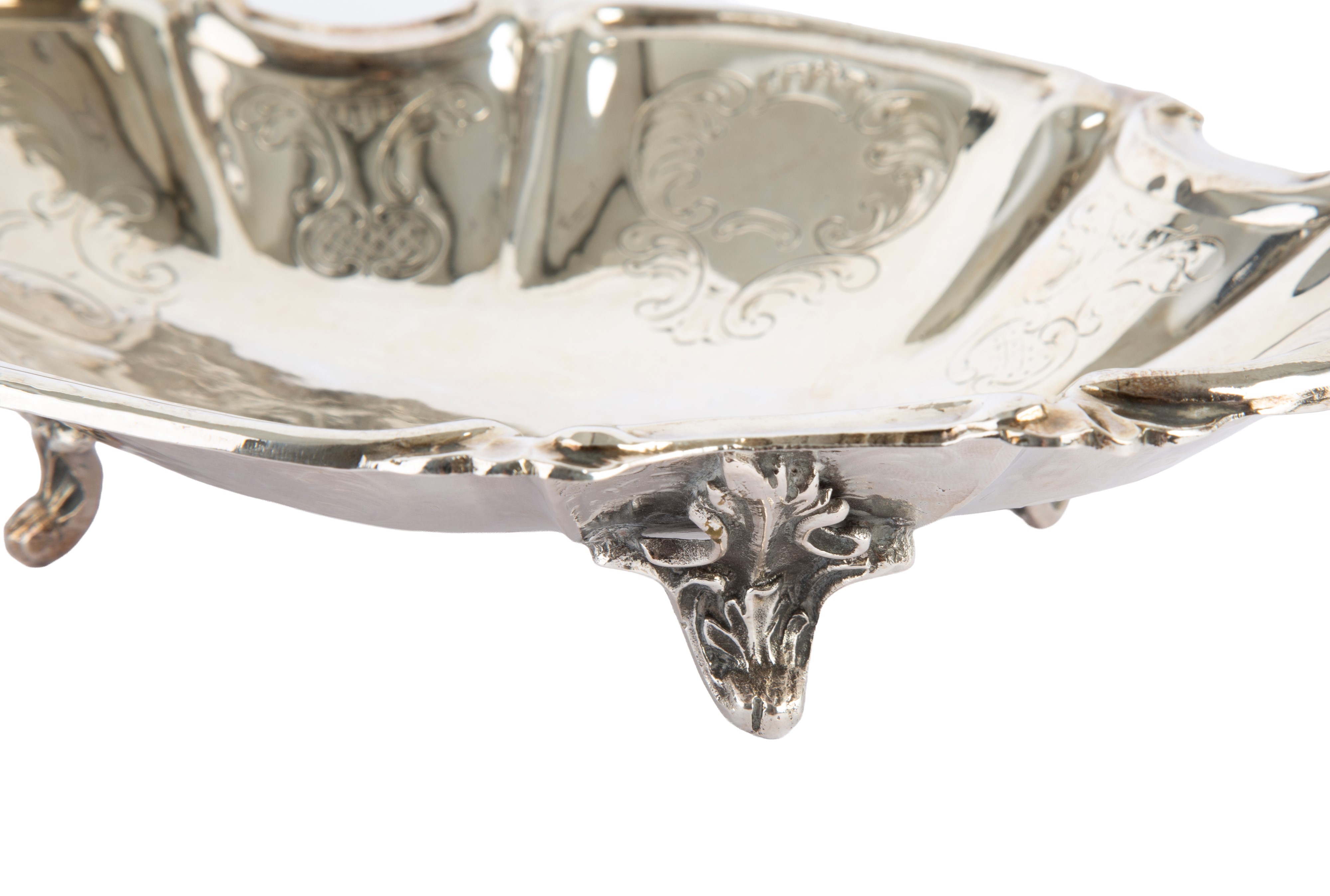 Alzatina in argento 800, sbalzata e cesellata, XX secolo