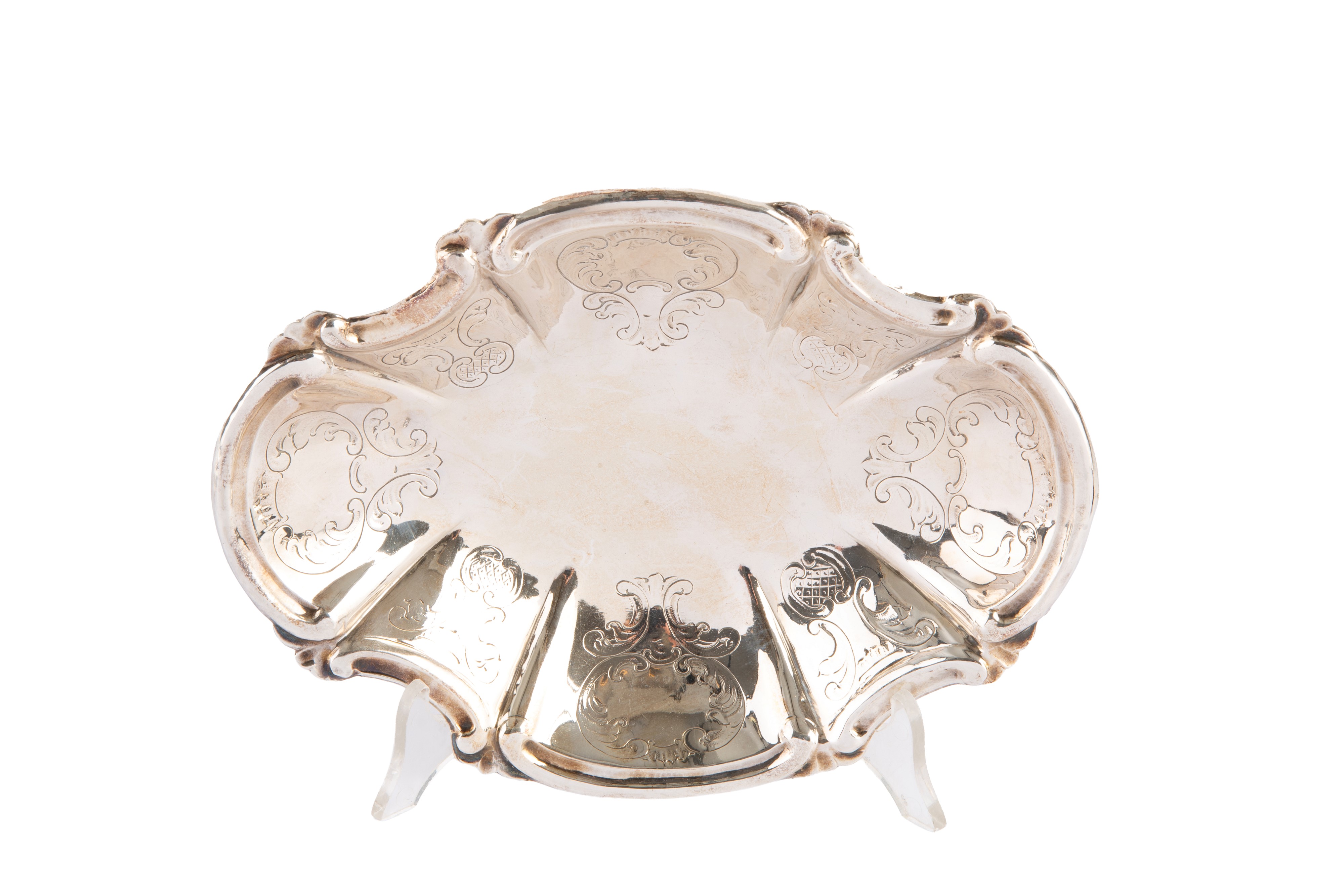 Alzatina in argento 800, sbalzata e cesellata, XX secolo