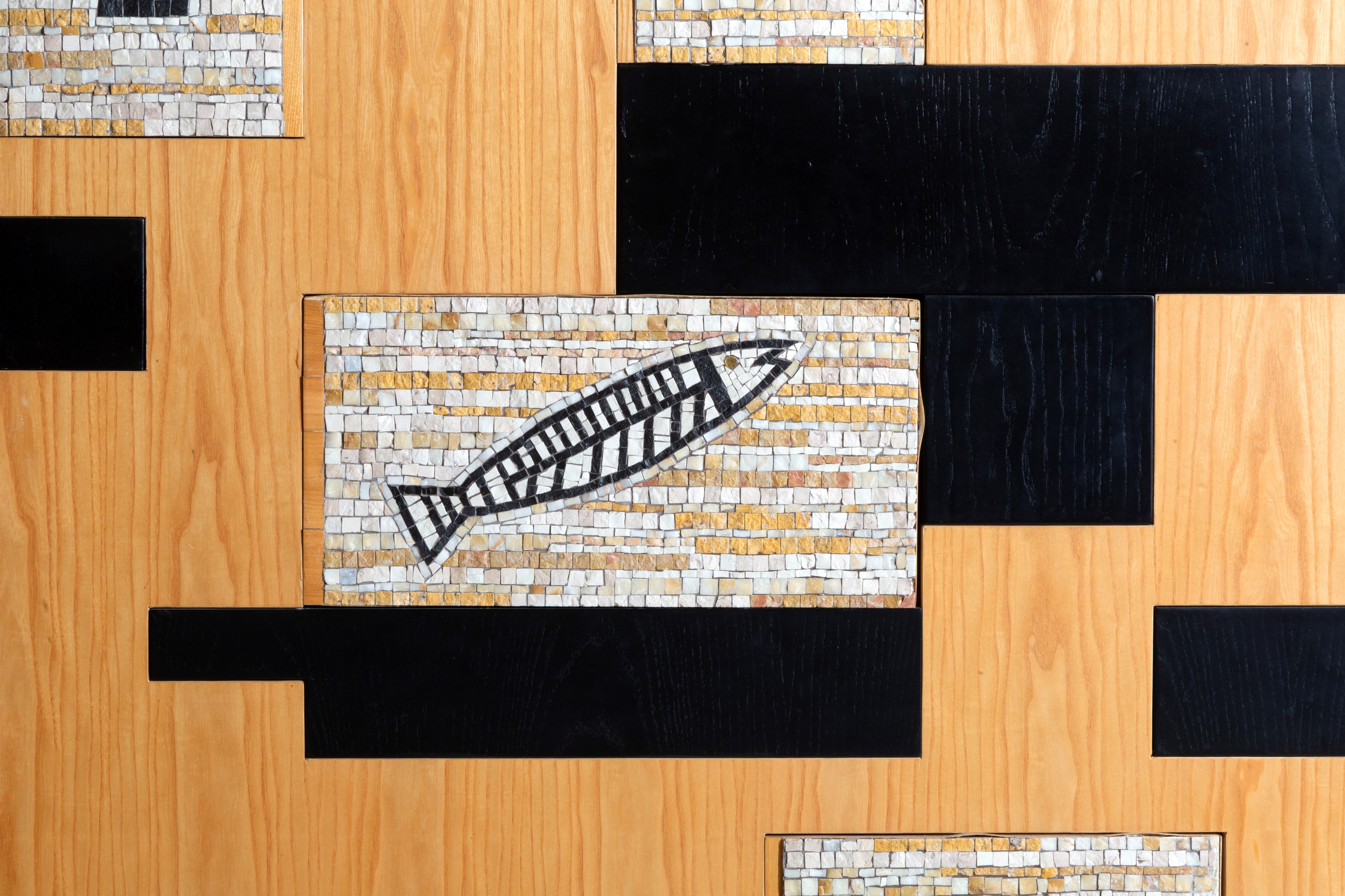 Mimmo Paladino - Scacco al re, mobile scultura in legno e mosaici